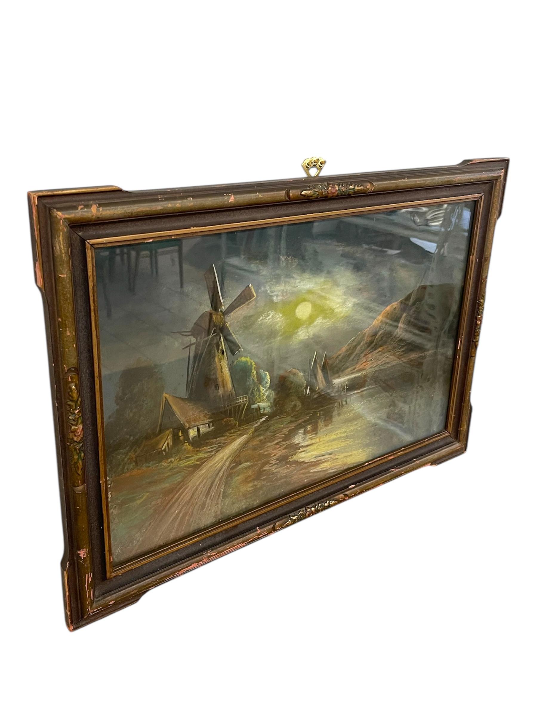  Gerahmtes Landschaftsgemälde, das eine mondbeschienene Landschaft mit einer traditionellen Windmühle, Häusern und einem spiegelnden Wasserlauf zeigt. Der Künstler fängt eine ruhige nächtliche Atmosphäre ein, in der sich das sanfte Leuchten des