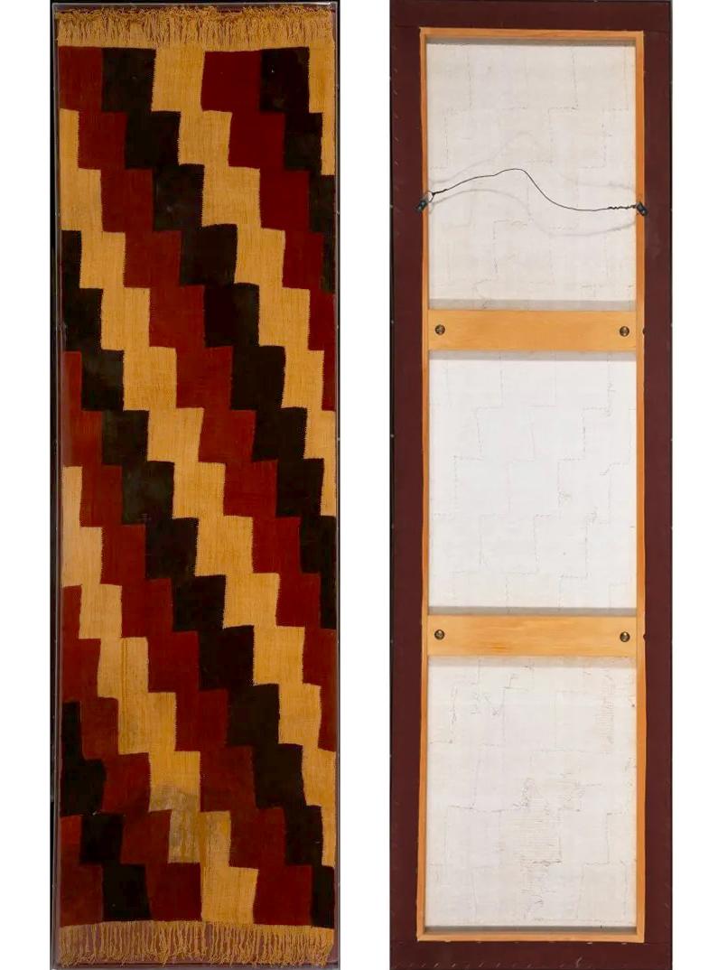 Ein großes gewebtes Nazca-Wari-Textilpanel, bekannt als Llika oder Awayo (Schal), aus dem Ica-Tal an der Südküste des heutigen Peru. Professionell auf einen mit Leinen bespannten Holzrahmen montiert und in einer Acryl-Schattenbox präsentiert. Schals