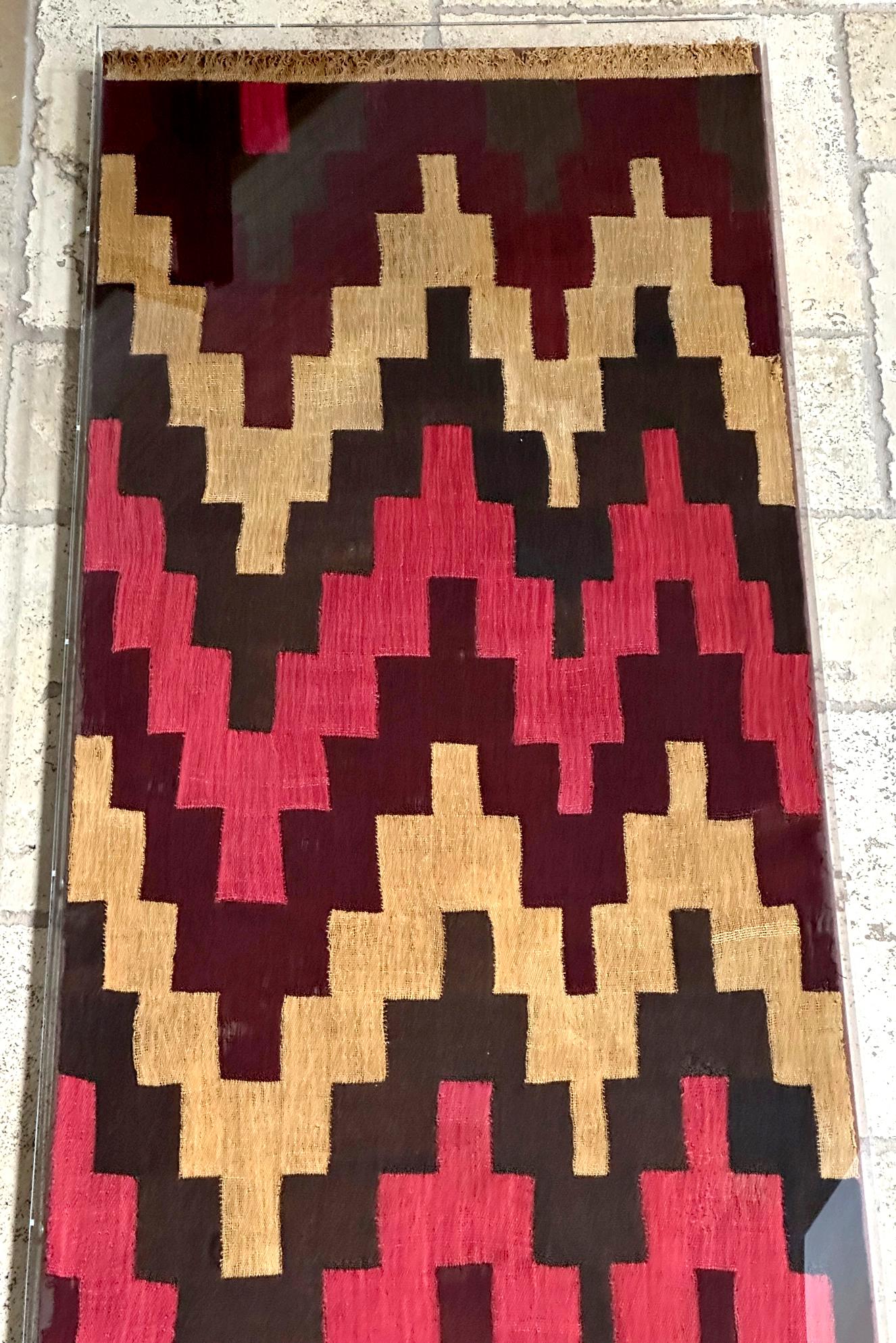 Ein großes gewebtes Textilpanel aus der Nazca-Kultur an der Südküste des heutigen Peru, ca. 600 bis 800 nach Christus. Das Paneel mit den kurzen Fransen am Ende war früher die Hälfte einer ärmellosen Tunika (ähnlich einem Poncho), bei der zwei