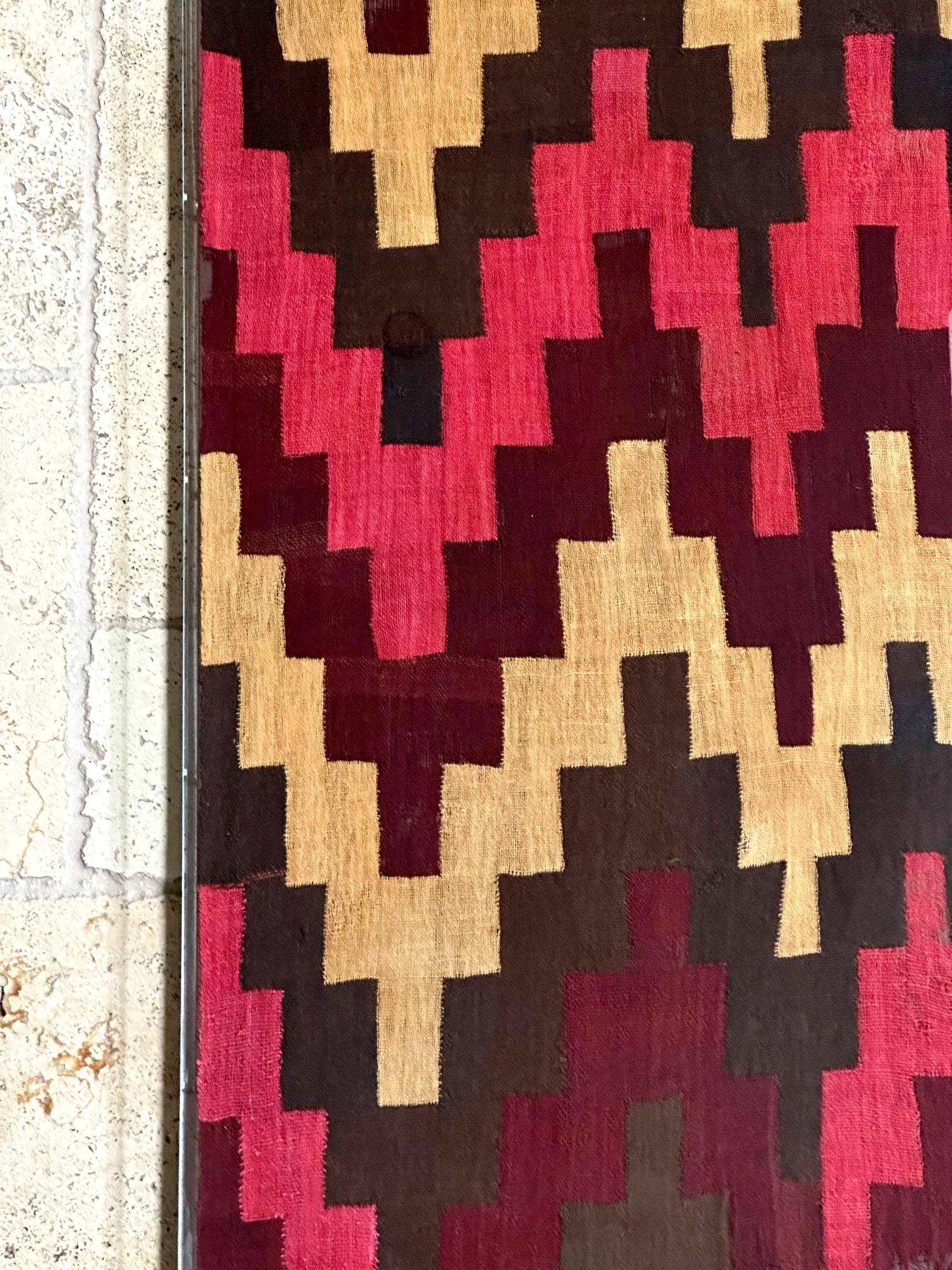 Gerahmte große Nazca-Textil-Tafel mit geometrischem Design (Präkolumbisch) im Angebot