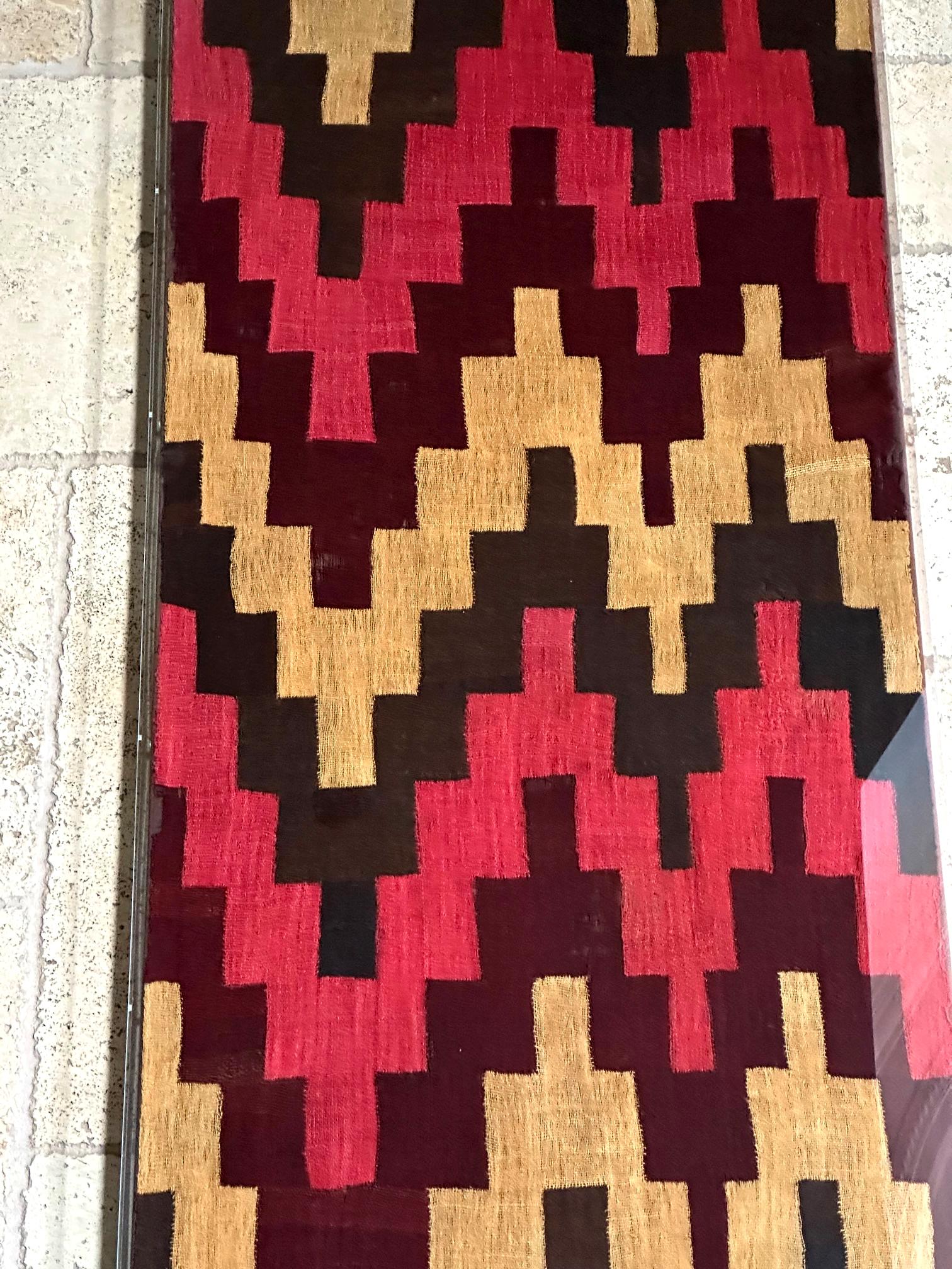 Gerahmte große Nazca-Textil-Tafel mit geometrischem Design (Peruanisch) im Angebot