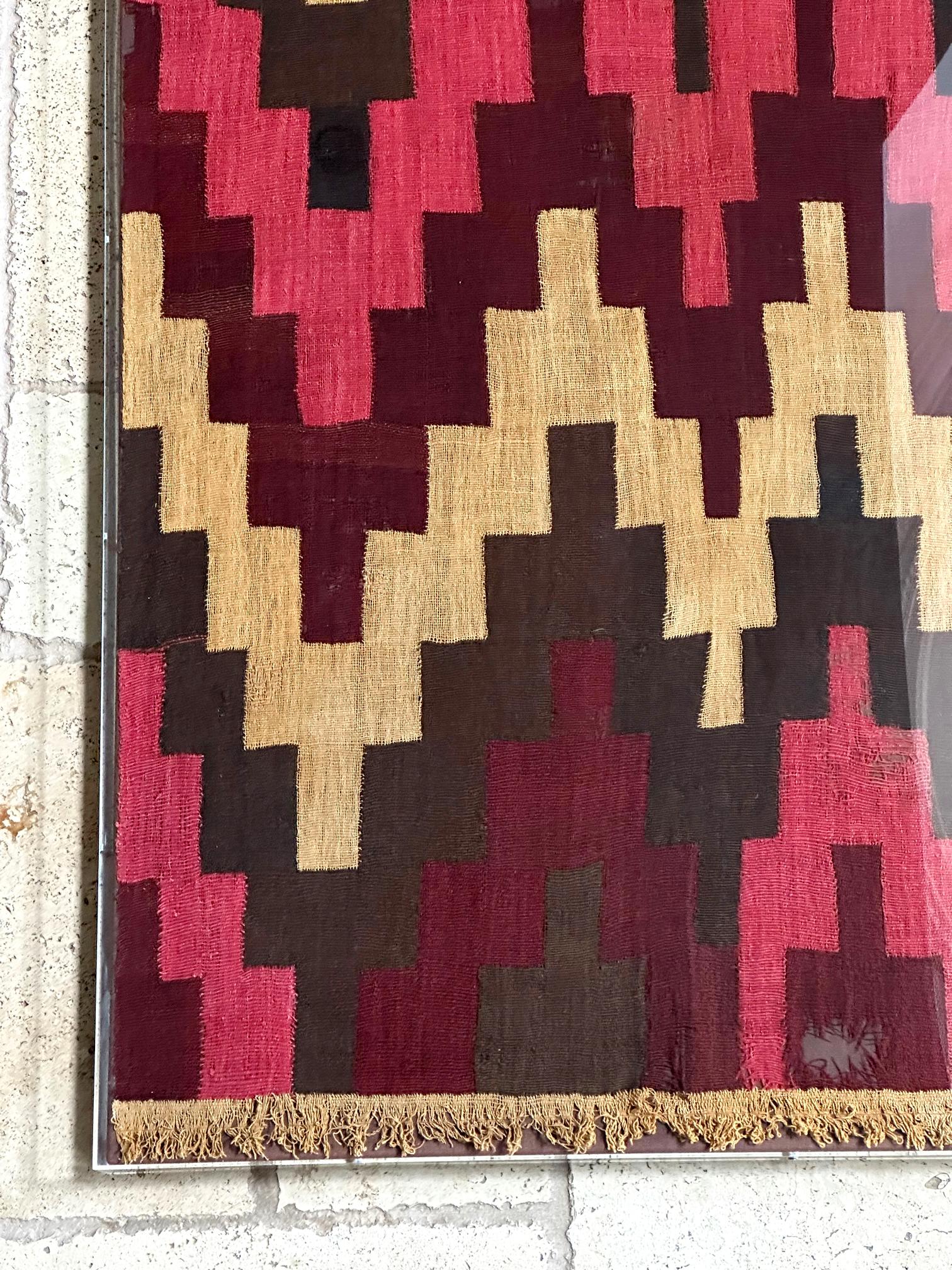 Gerahmte große Nazca-Textil-Tafel mit geometrischem Design im Zustand „Gut“ im Angebot in Atlanta, GA