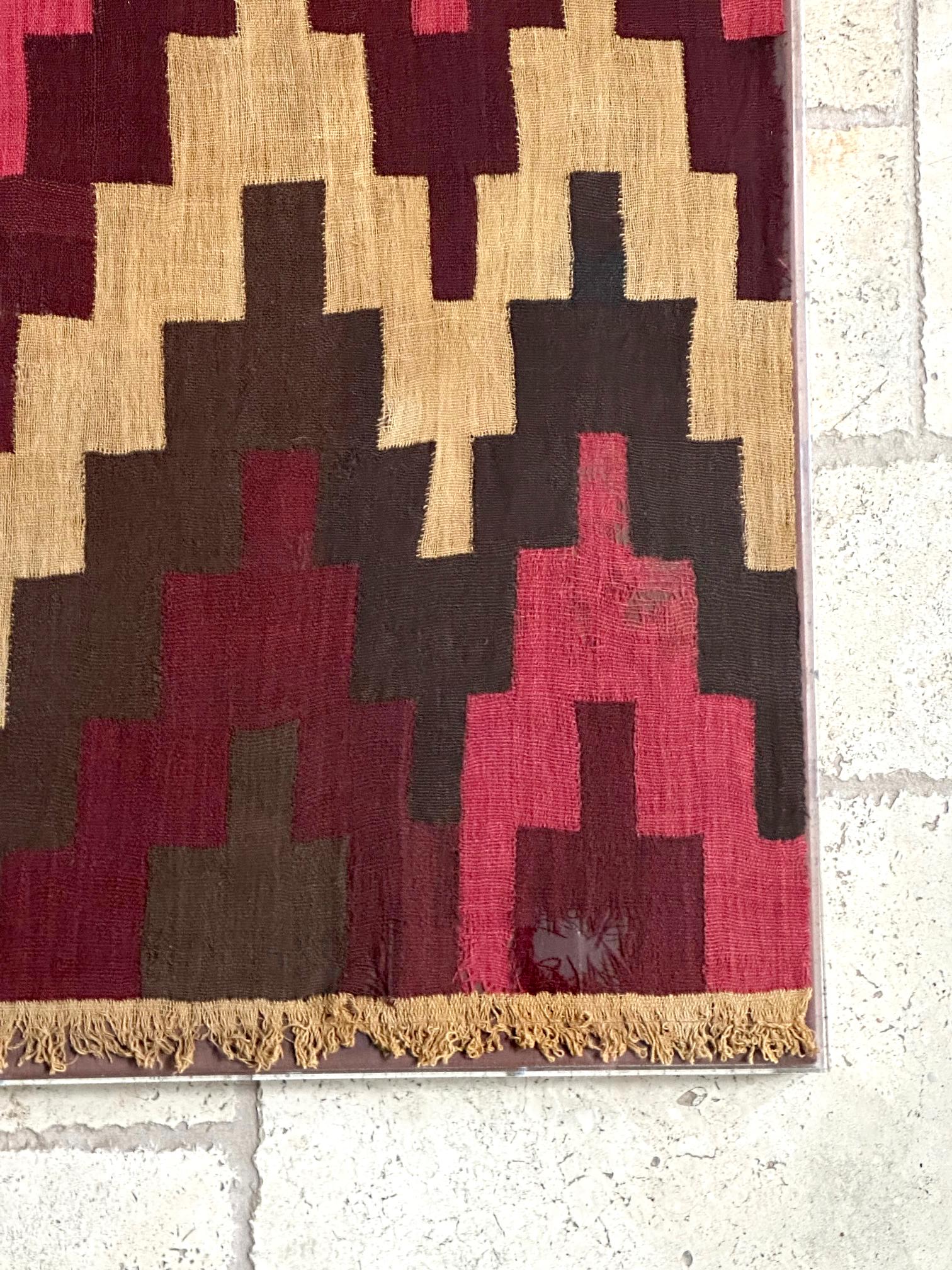 Gerahmte große Nazca-Textil-Tafel mit geometrischem Design (18. Jahrhundert und früher) im Angebot