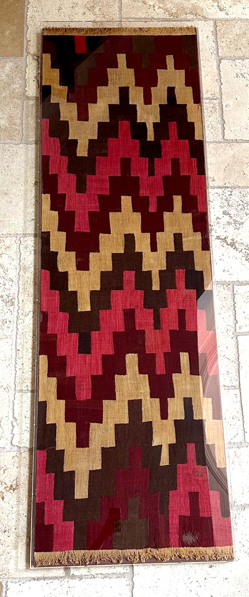 Gerahmte große Nazca-Textil-Tafel mit geometrischem Design im Angebot 1