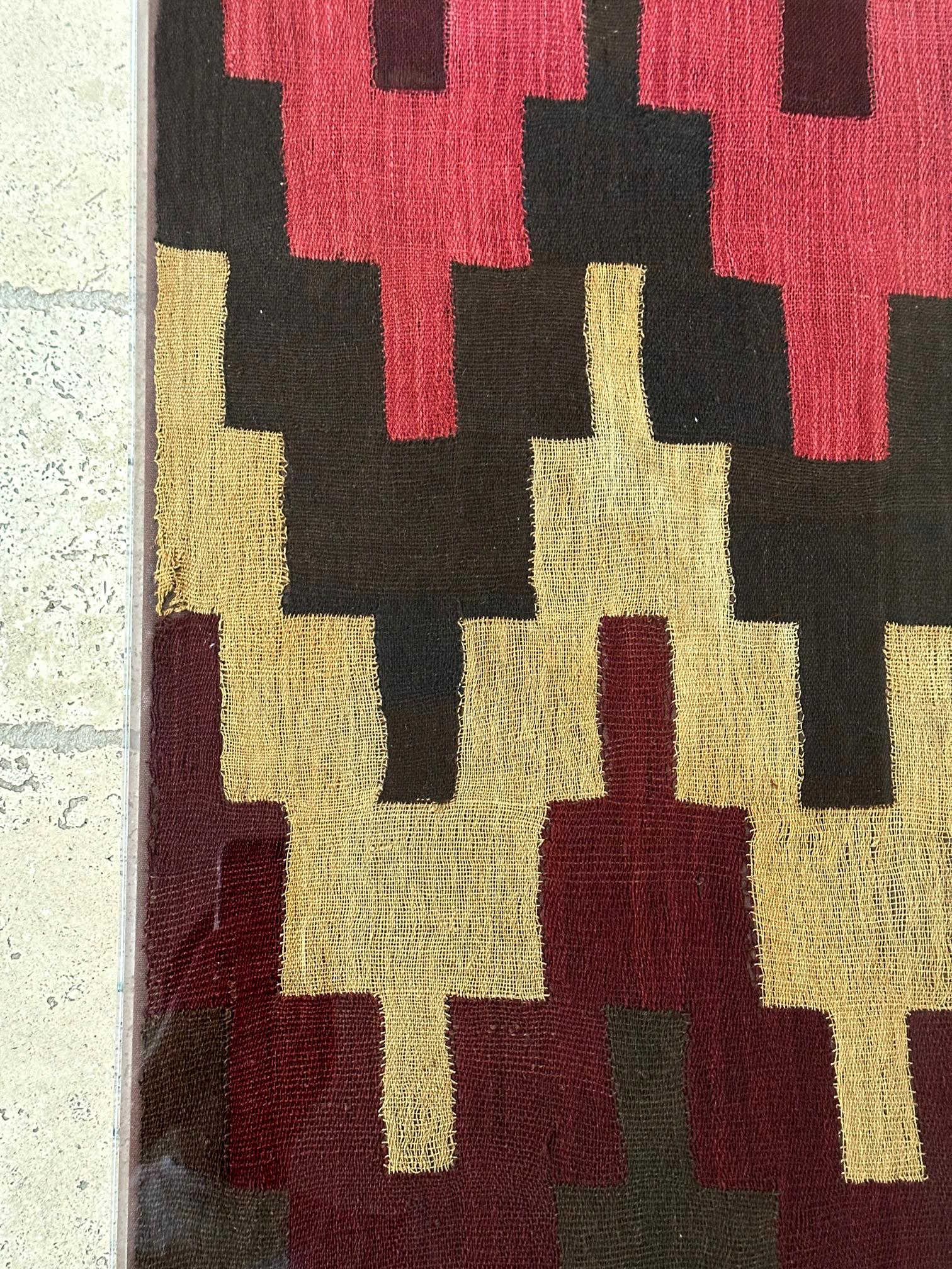 Gerahmte große Nazca-Textil-Tafel mit geometrischem Design im Angebot 3