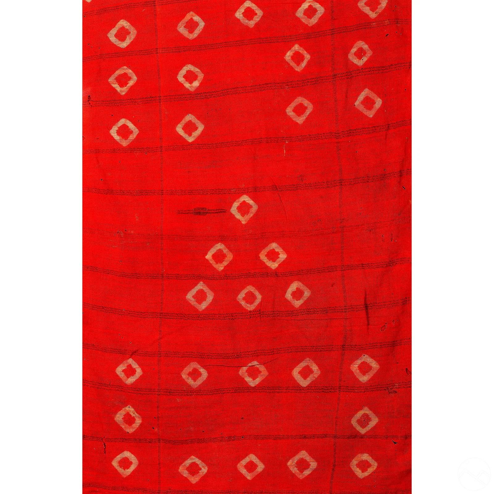 Un gran fragmento textil precolombino con motivos geométricos teñidos a lazo procedente de la cultura Wari (circa 450 a 1000 d.C.), una civilización del Horizonte Medio que floreció en el centro-sur de los Andes y en la zona costera del actual Perú.