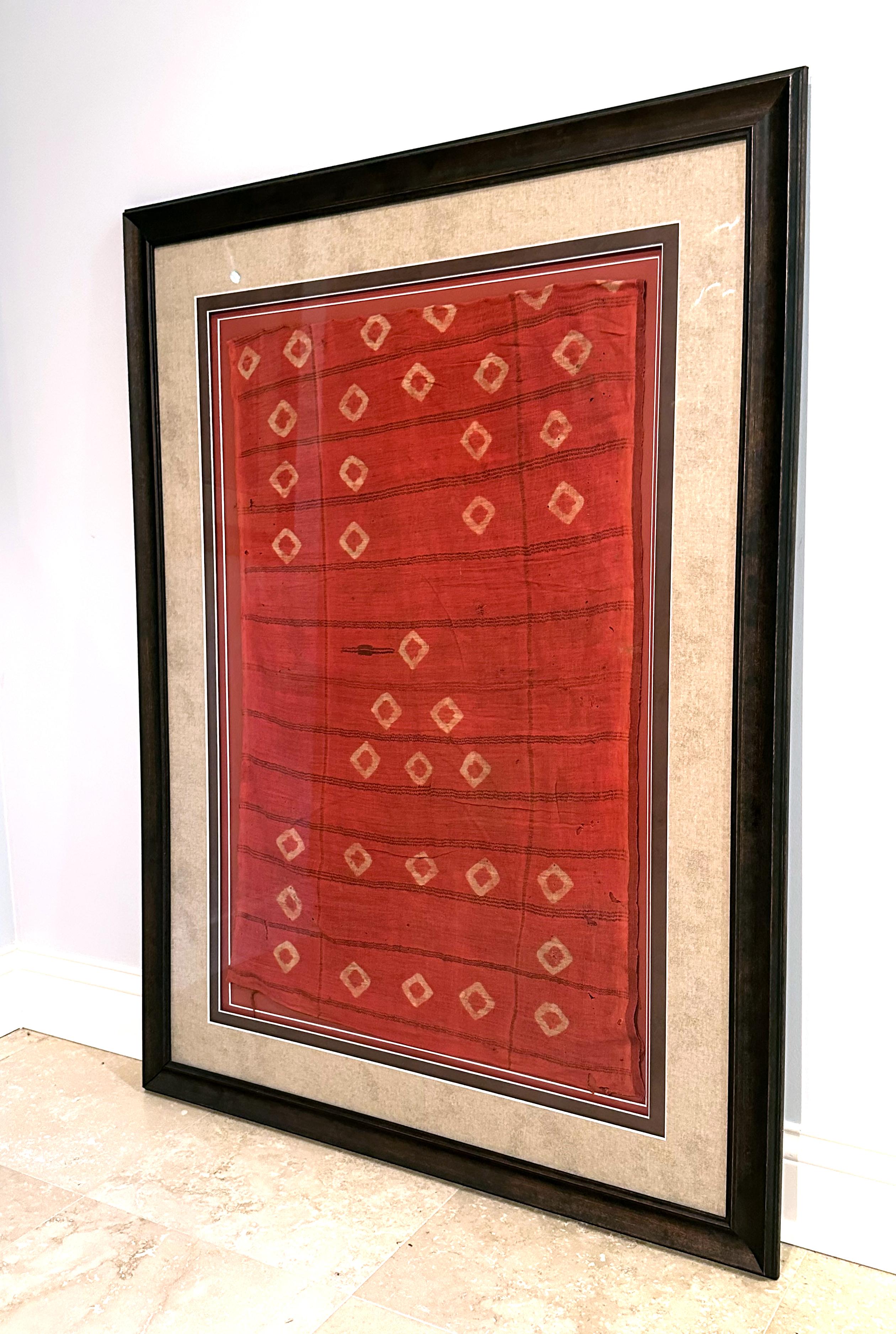 Ein großes prä-Columbianisches Textilfragment mit geometrischen Tie-Dye-Motiven aus der Wari-Kultur (ca. 450 bis 1000 n. Chr.), einer Zivilisation des Mittleren Horizonts, die in den südlich-zentralen Anden und im Küstengebiet des heutigen Peru