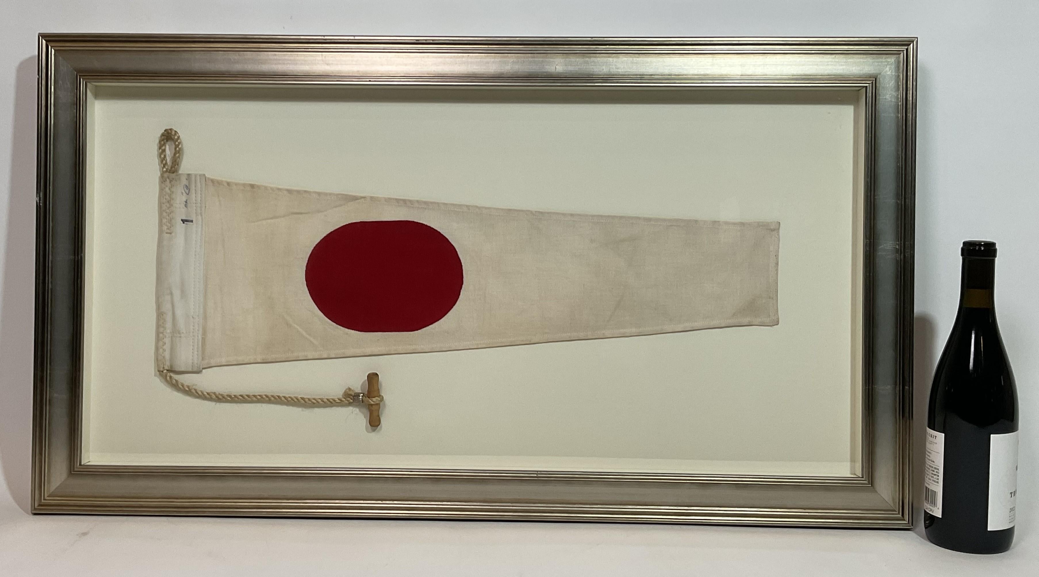 Una bandera de señalización náutica que representa el número 