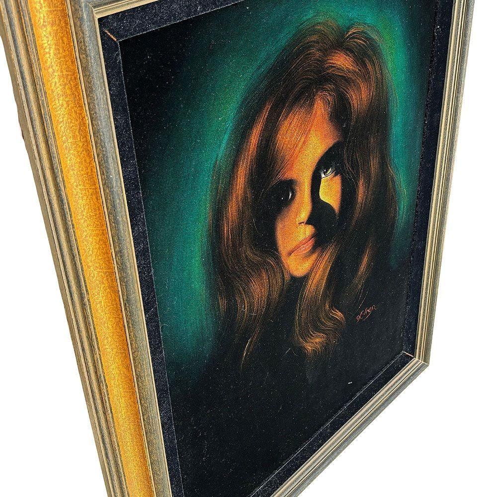 Mid-Century moderno Ritratto femminile incorniciato dipinto a mano su velluto della metà del secolo scorso, firmato Cohen in vendita