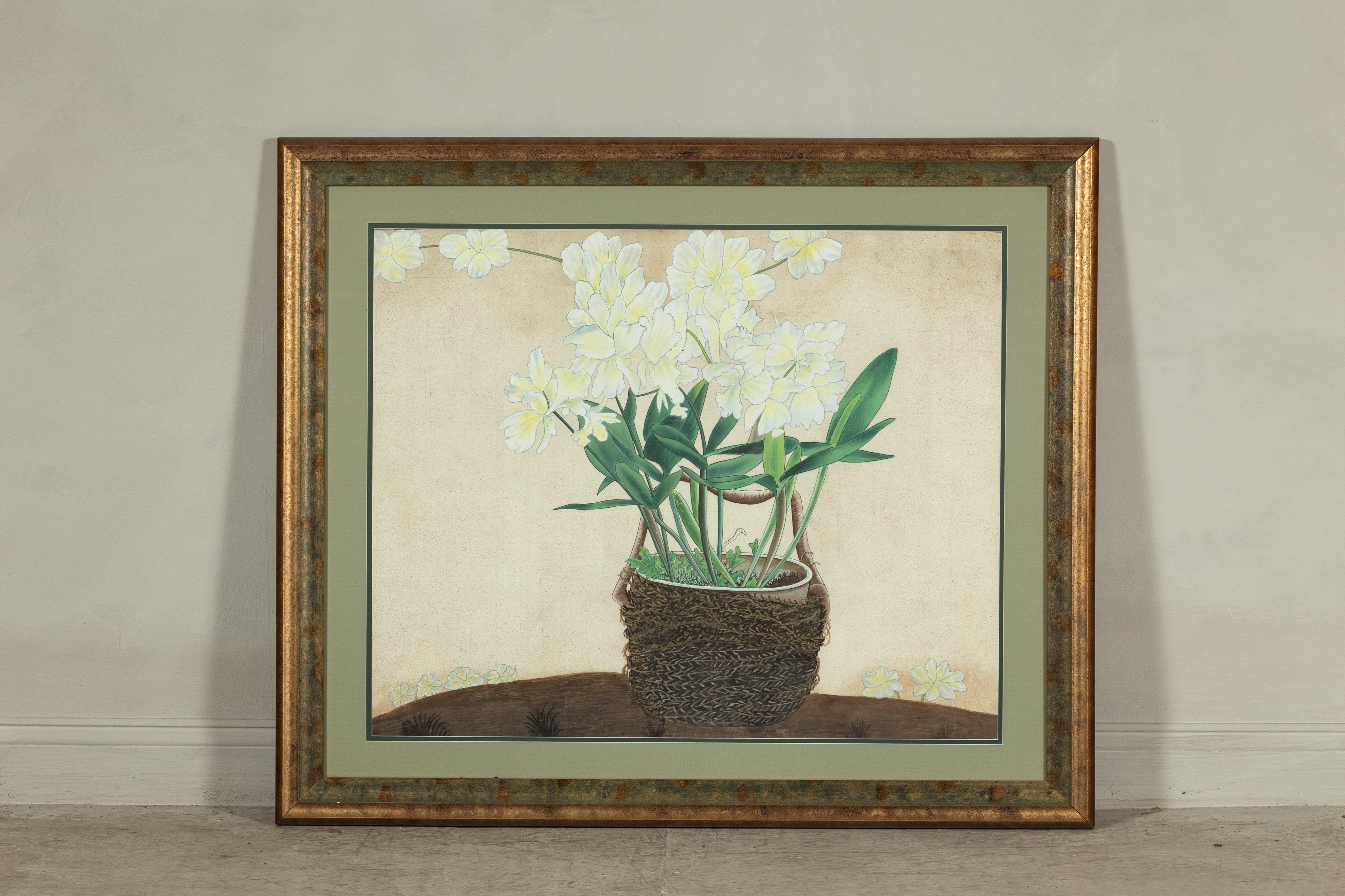 Étude délicate de l'élégance tranquille de la nature, cette estampe botanique japonaise du milieu du siècle capture la beauté sereine de fleurs blanches épanouies nichées dans un panier tressé. Finement détaillée à l'aide de touches douces et