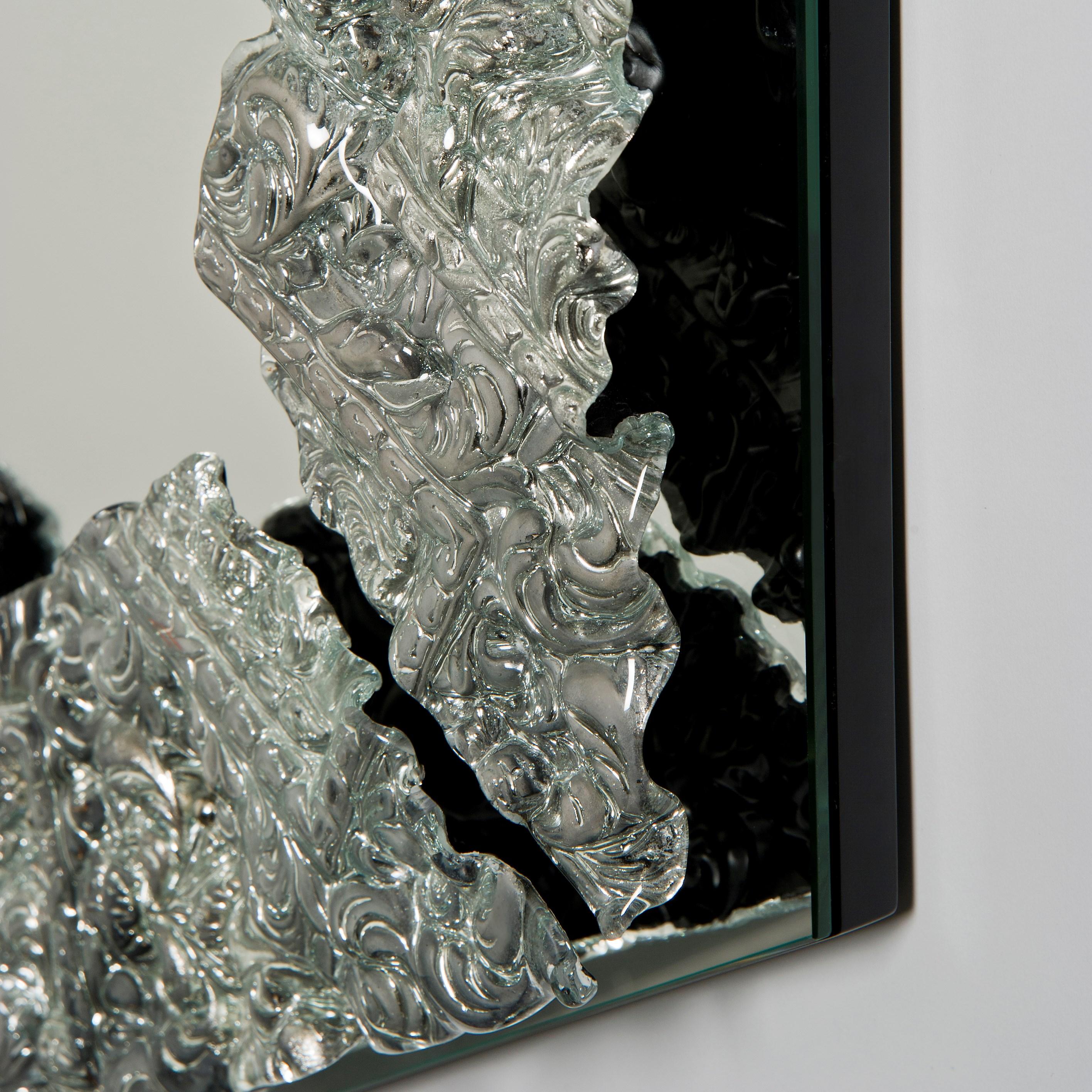 Britannique  Miroir encadr, miroir en verre fusionn orn d'argent fabriqu  la main par Brett Manley en vente