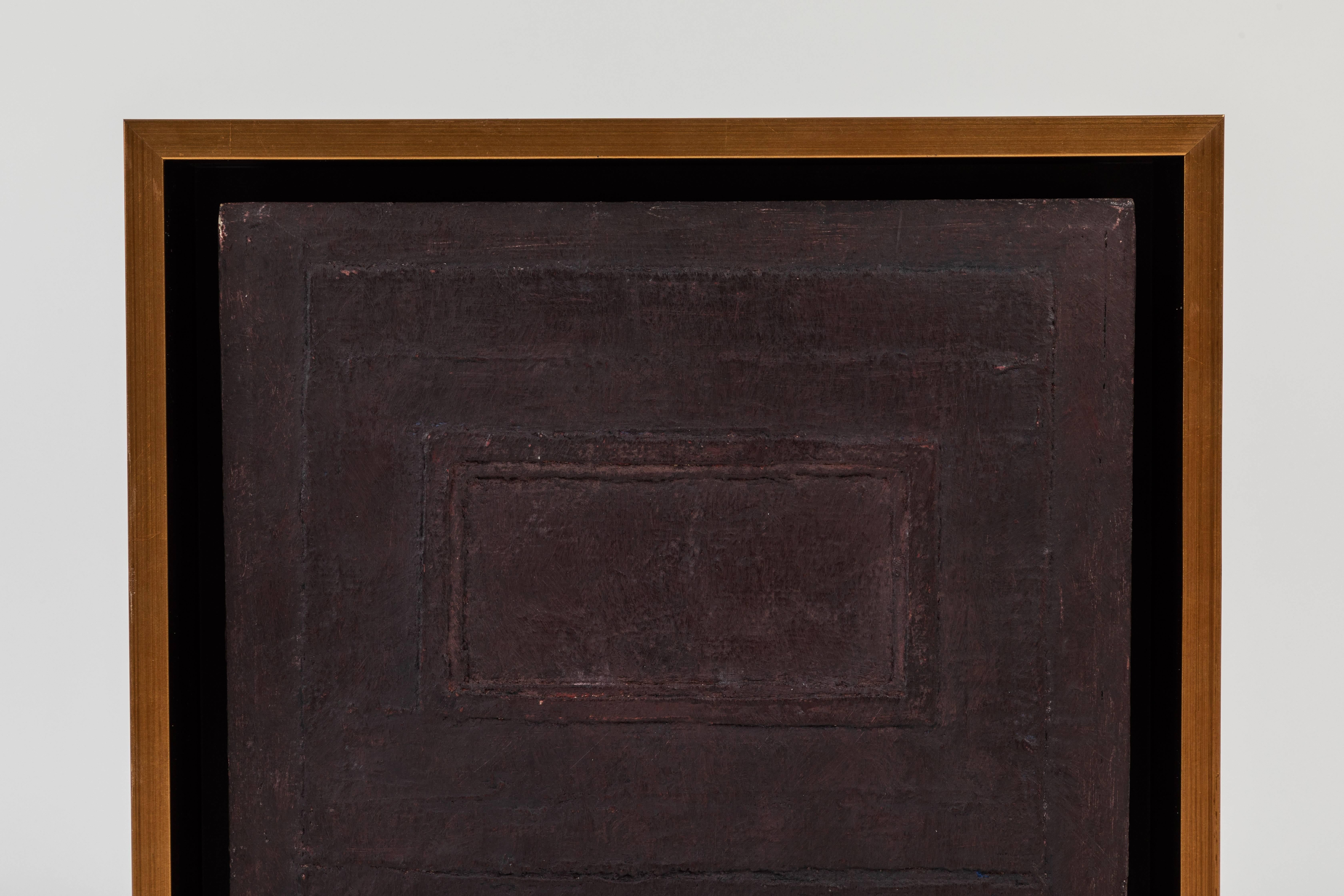 Questo dipinto astratto monocromatico di un artista poco conosciuto di Los Angeles è un ottimo esempio di astrazione cromatica. La tela è stata dipinta con una vernice monocromatica di colore marrone violaceo che presenta due cornici rettangolari