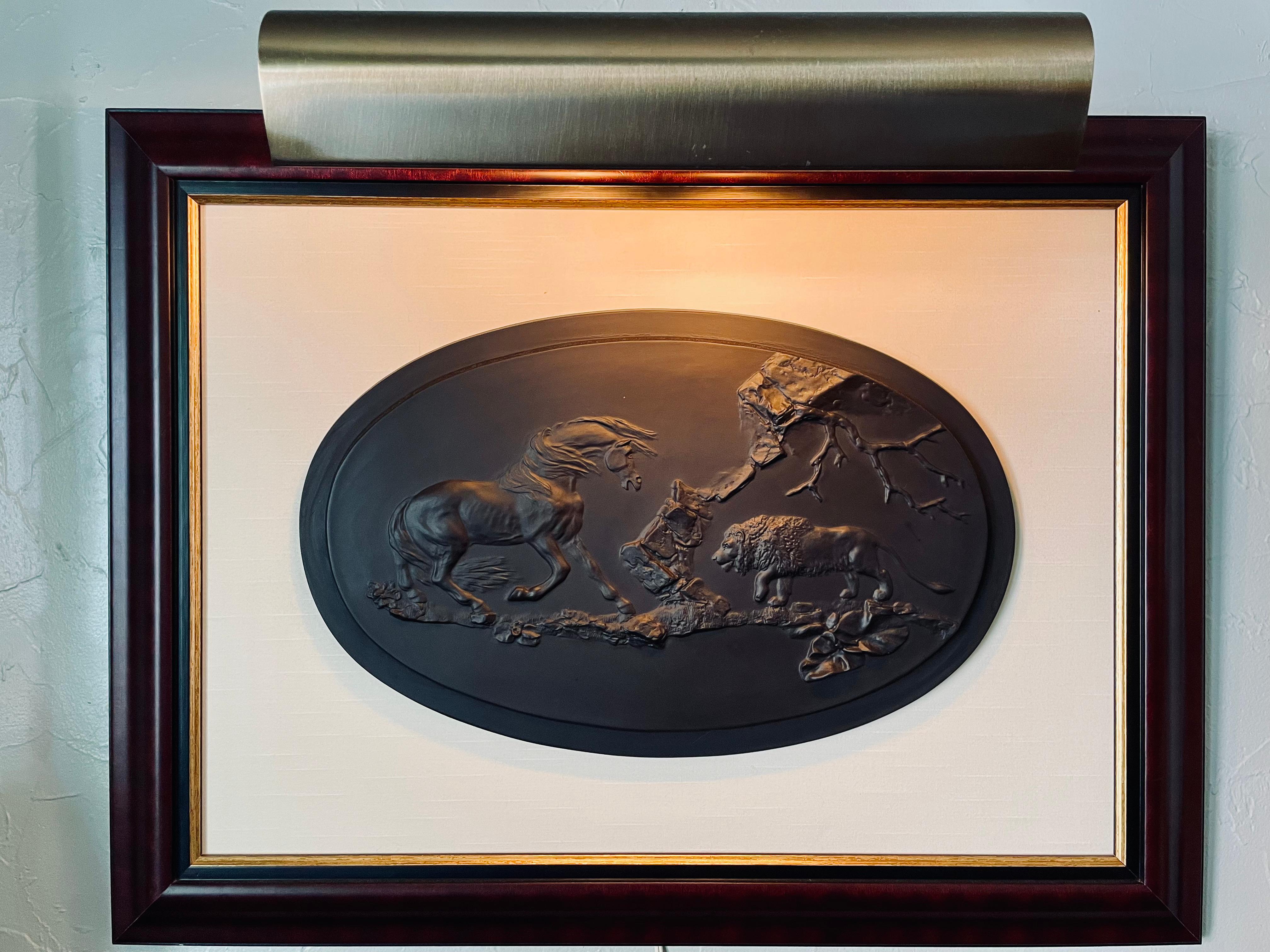 Barlaston, Staffordshire, 1973, modellierte, gestufte, ovale Form mit Basreliefdarstellung eines Pferdes, das sich vor einem imposanten Löwen duckt, rekto eingeprägt 