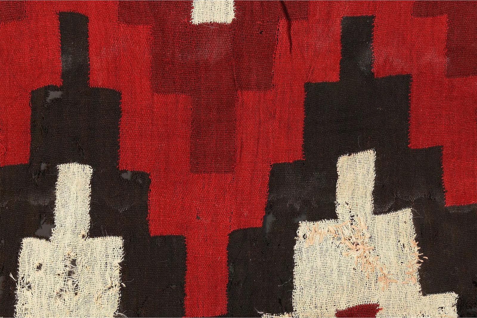 Antiguo panel textil de la cultura Nazca, en la costa sur del actual Perú, entre los años 600 y 800 d.C. El panel con flecos cortos probablemente formaba parte de una túnica y se montó y presentó profesionalmente en un marco de madera con paspartú.