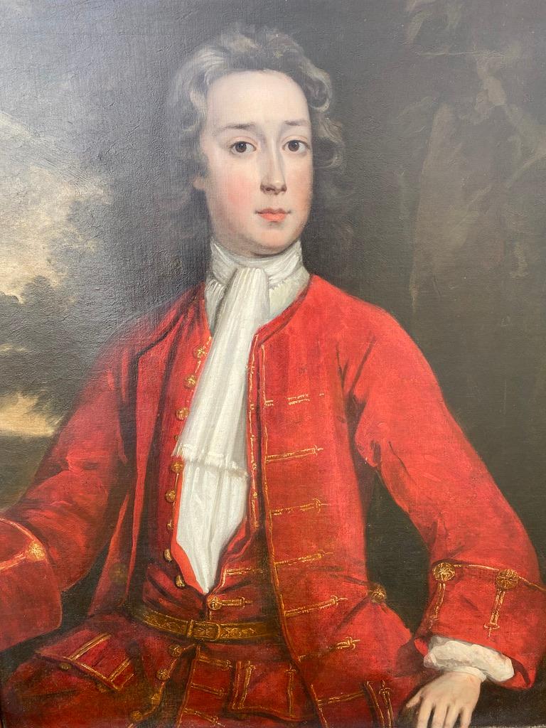 Dans un cadre en bois doré. Gentleman debout avec une veste rouge. Etiquette Frost And Reed au verso indiquant l'attribution à Maubert. Maubert est né et a été formé à Dublin.