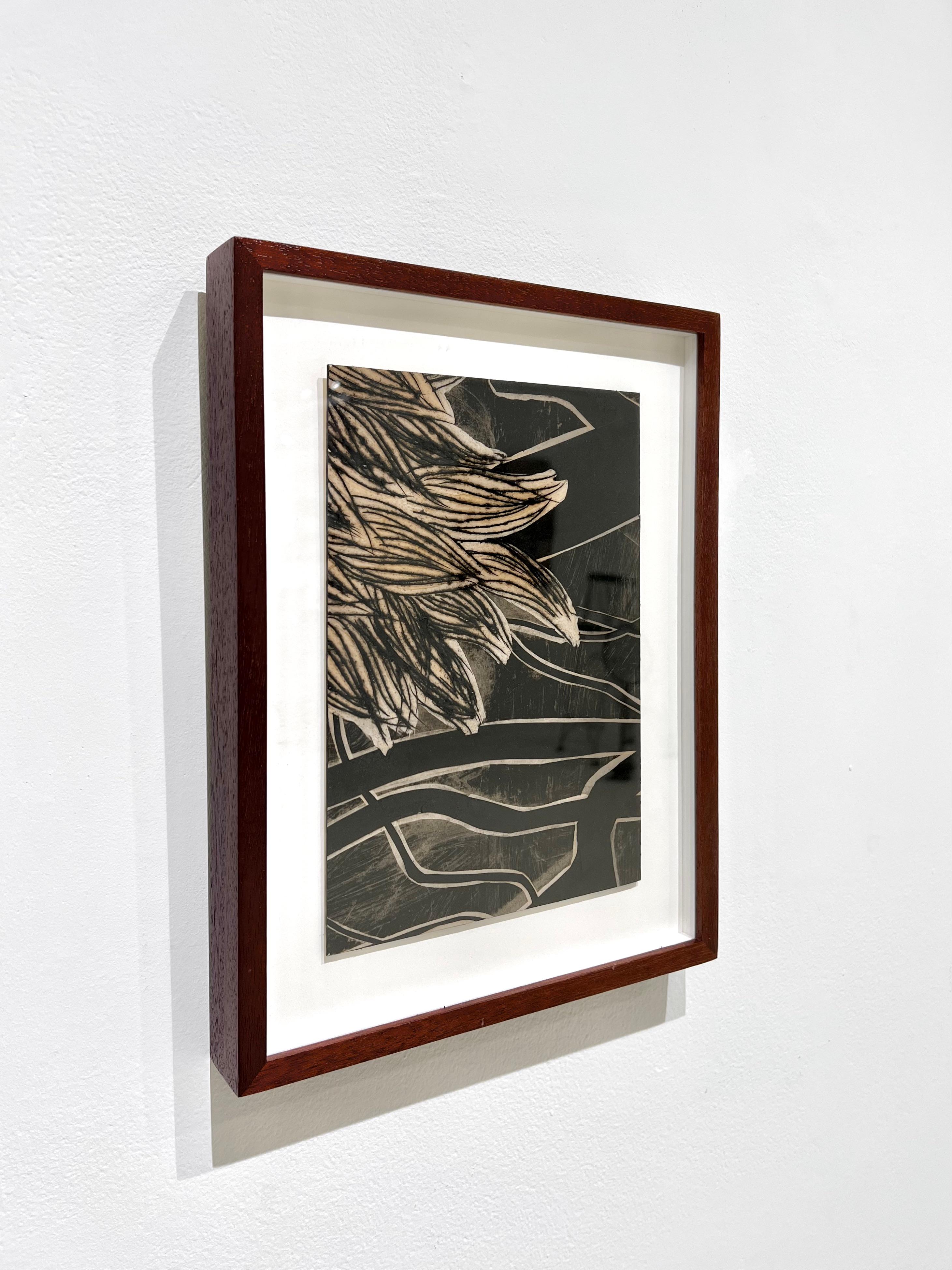 Quadro ad olio su tavola incorniciato di Sara Skaaning.
Con sede nell'isola di Mon, in Danimarca, l'artista visiva Sara Skaaning parte da ciò che la circonda e lo trasforma fino a creare forme completamente diverse e uniche.
Dimensioni della
