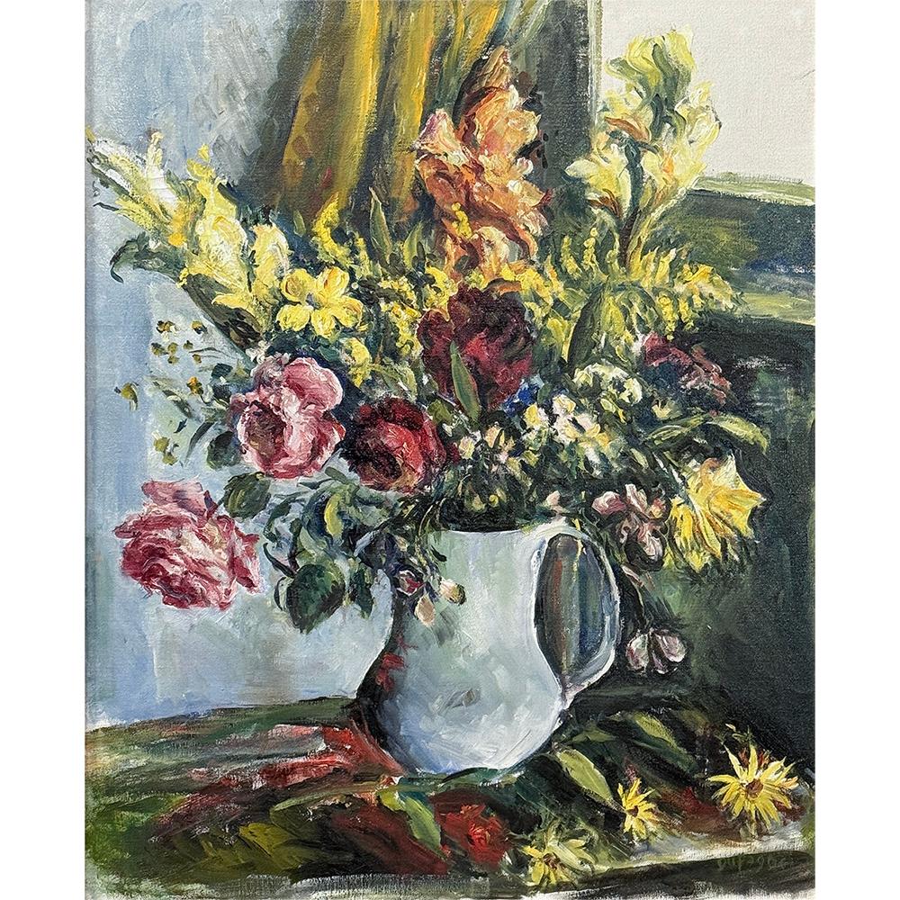 La peinture à l'huile sur toile encadrée d'Adrien Dupagne (1889-1980) est une belle nature morte dans un ton impressionniste avec des couleurs vibrantes avec le vase comme un pichet placé près d'une fenêtre.  Les fleurs semblent avoir été
