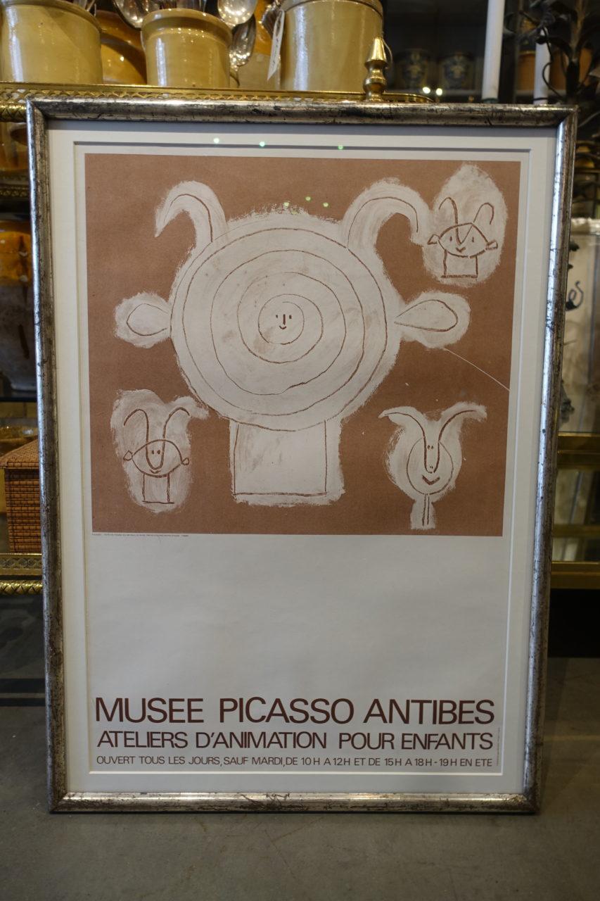 Super vintage original lithographic print / poster by Pablo Picasso (1881-1973) showing a fabulous artwork on a poster from 1980 from Musee Picasso in Antibes beside the French Riviera/Côte d’Azur. The poster is beautifully framed behind glass in