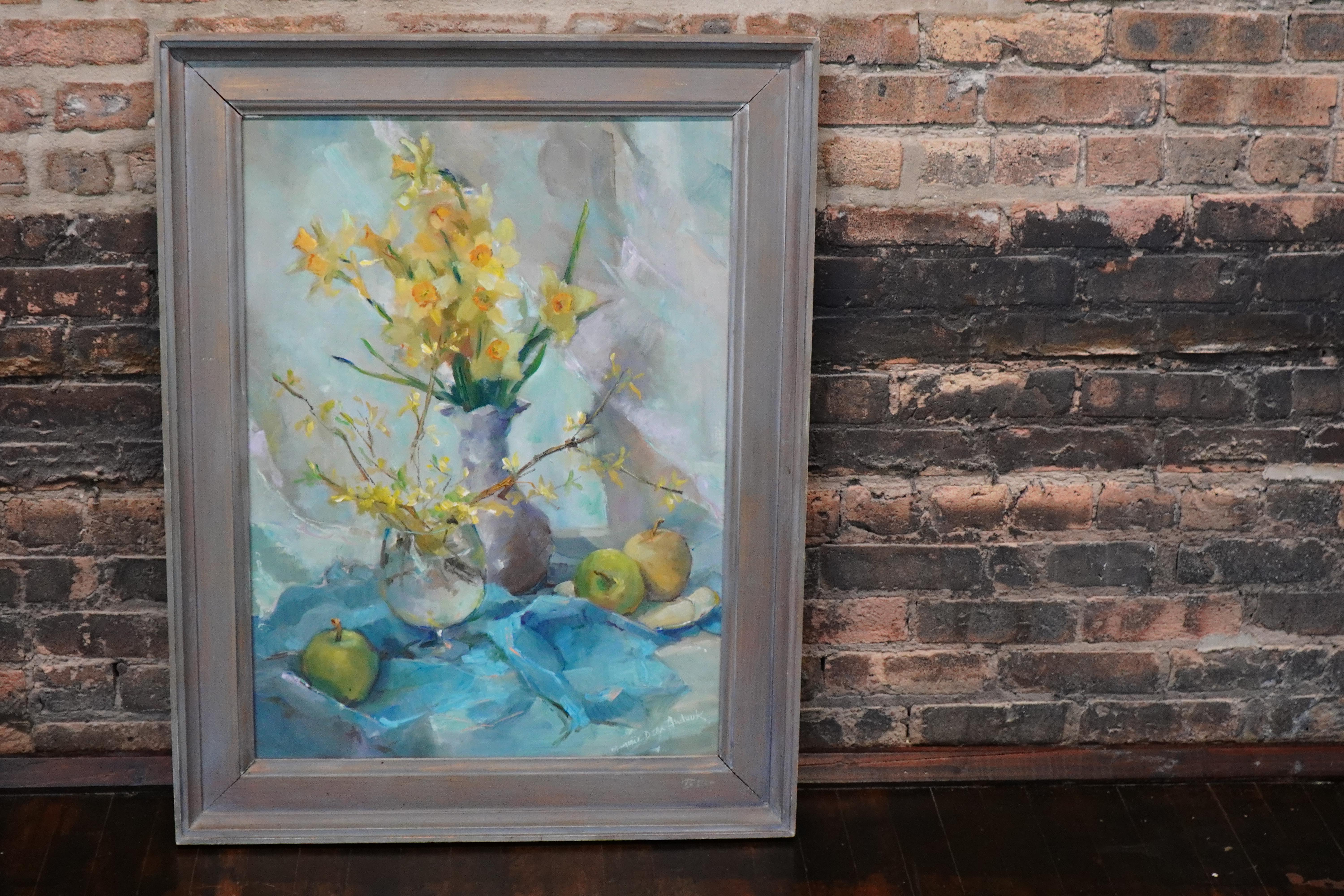 Dieses schöne Originalgemälde der Künstlerin Marjorie Dean Andruk zeigt ein impressionistisches Stillleben auf einem Hintergrund, der hauptsächlich blau und grau ist.  Im Vordergrund steht eine Vase mit Narzissen, ein weiteres Gefäß mit Forsythien
