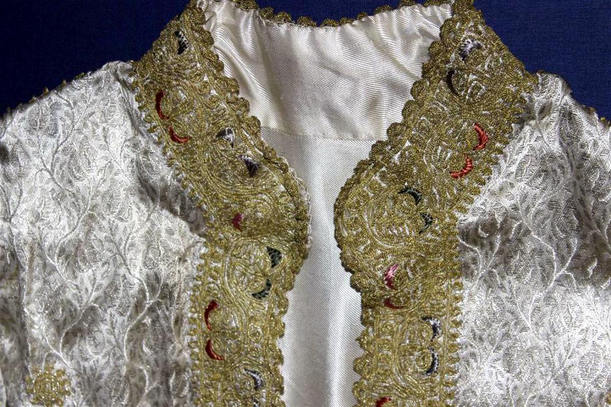 Manteau ottoman encadré avec broderie de fils métalliques en vente 1