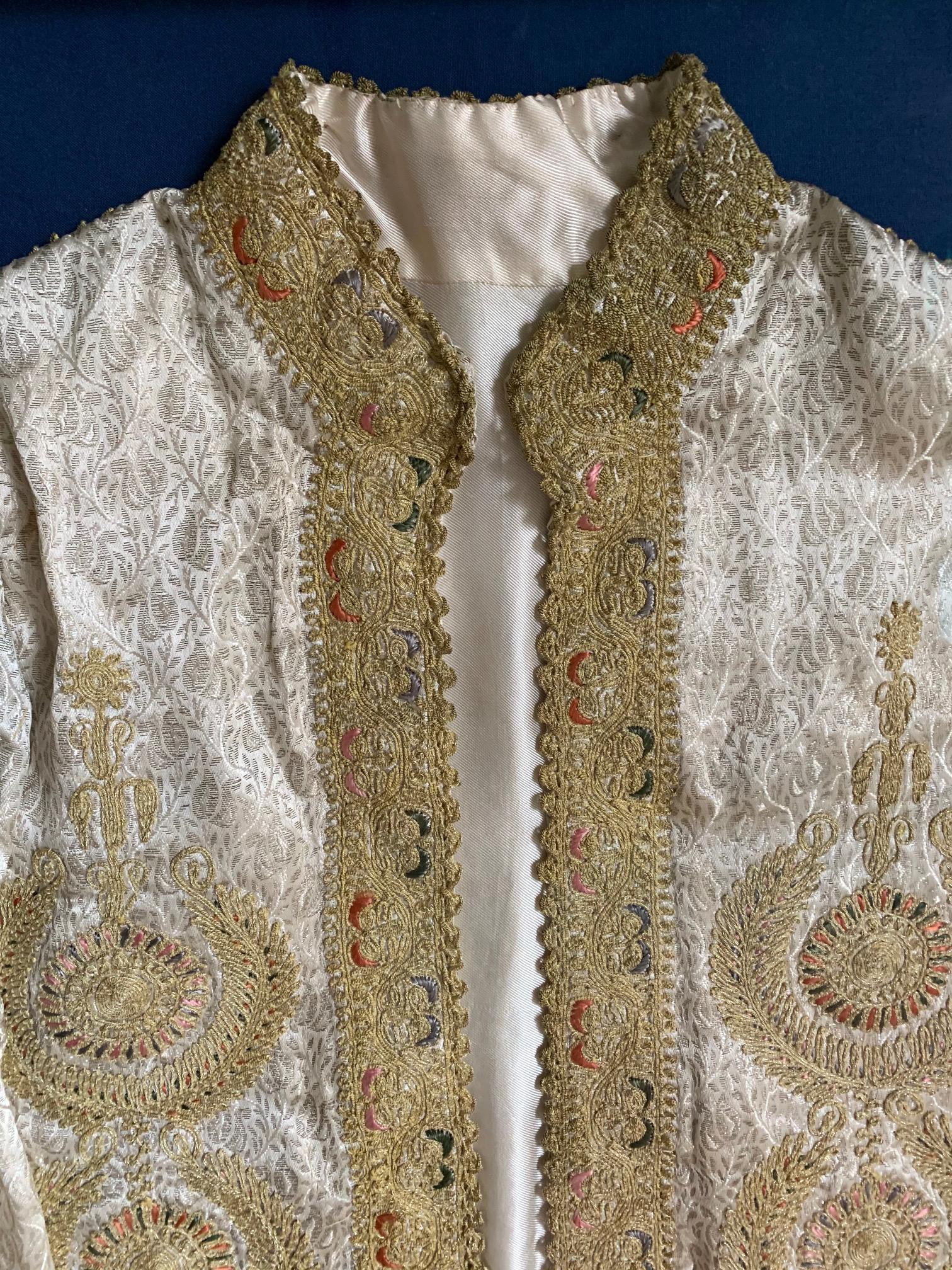 Islamique Manteau ottoman encadré avec broderie de fils métalliques en vente
