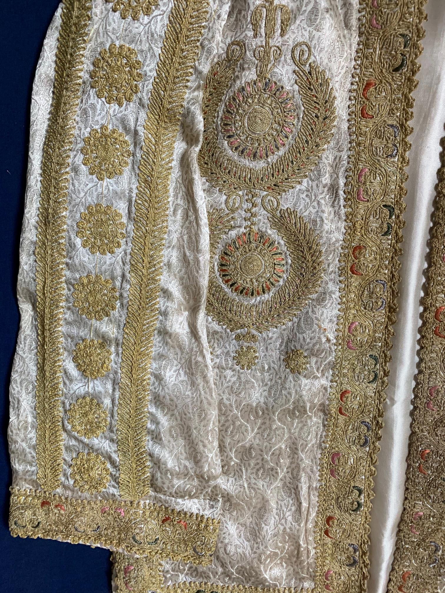 Manteau ottoman encadré avec broderie de fils métalliques Bon état - En vente à Atlanta, GA