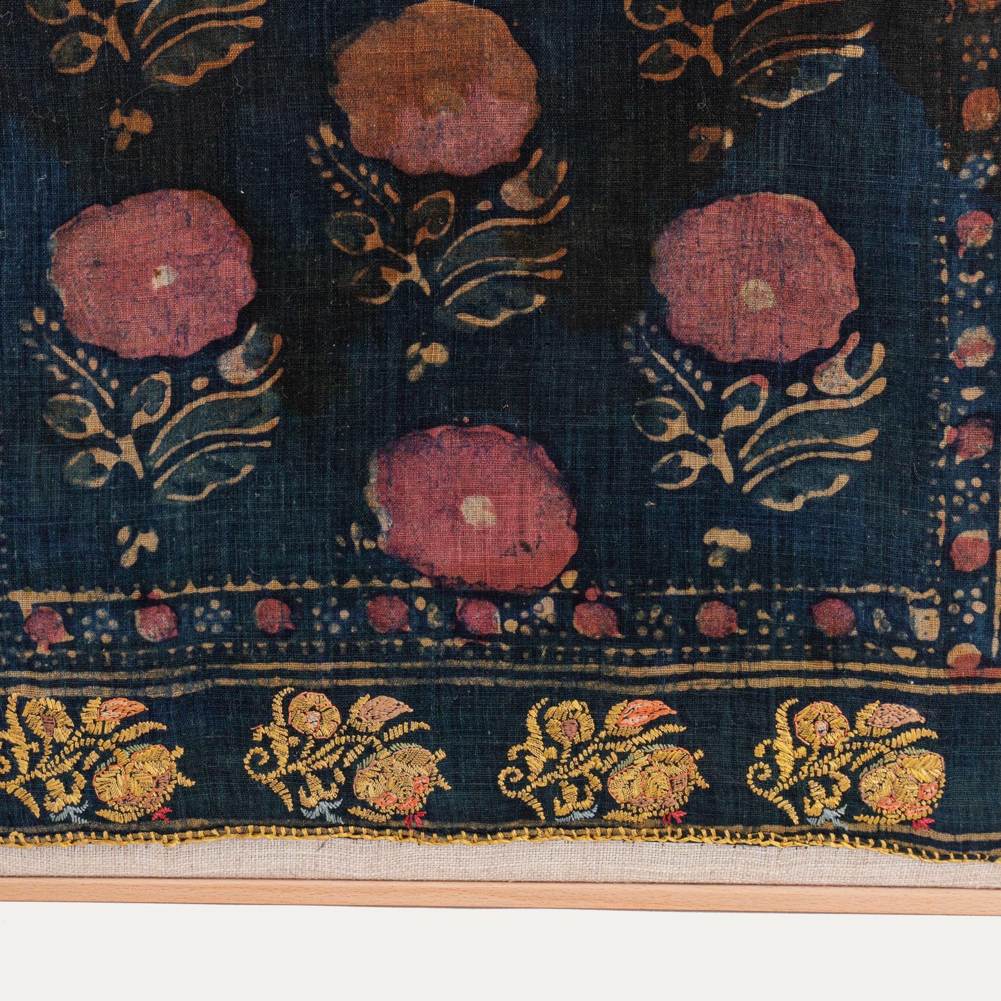 GERAHMTE OTTOMANE, HANDBEDRUCKTES UND BESTICKTES TEXTIL

Ein wunderschönes, gerahmtes, antikes, osmanisches, besticktes Textil, das auf handgewebtem Vintage-Leinen aufliegt.

Osmanische Textilien sind für ihre Eleganz und Handwerkskunst bekannt und