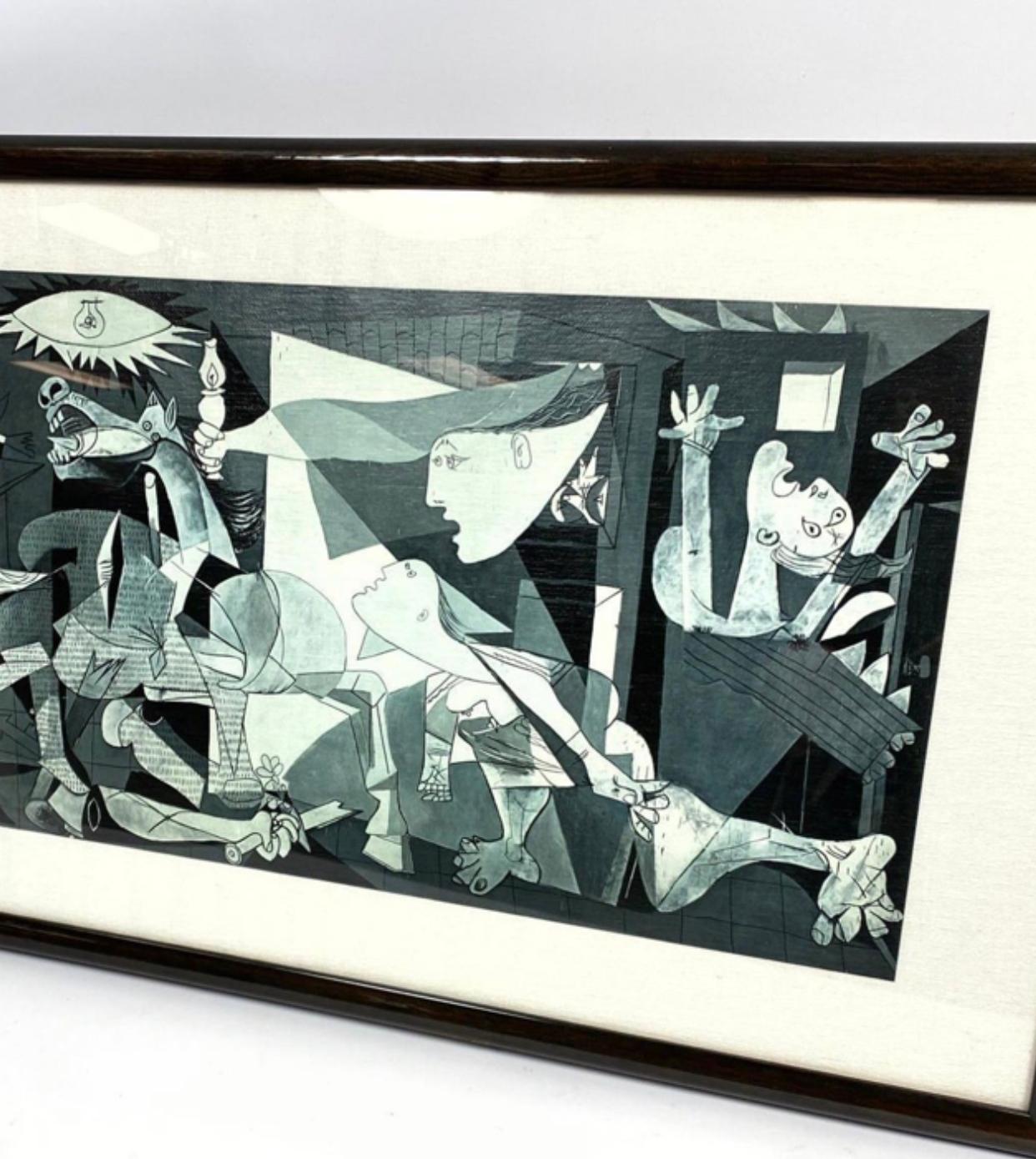Gerahmter Pablo Picasso-Druck von Guernica im Zustand „Gut“ im Angebot in Brooklyn, NY