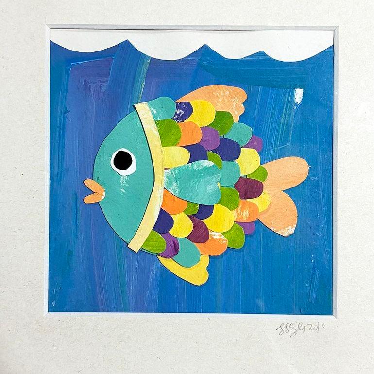 Sculpture originale de poisson en collage de papier peinte à la main par Leslie Lewis Sigler dans son cadre original. Cette sculpture collage rappelle le classique pour enfants Le poisson arc-en-ciel et comprend plus de 50 pièces peintes à la main