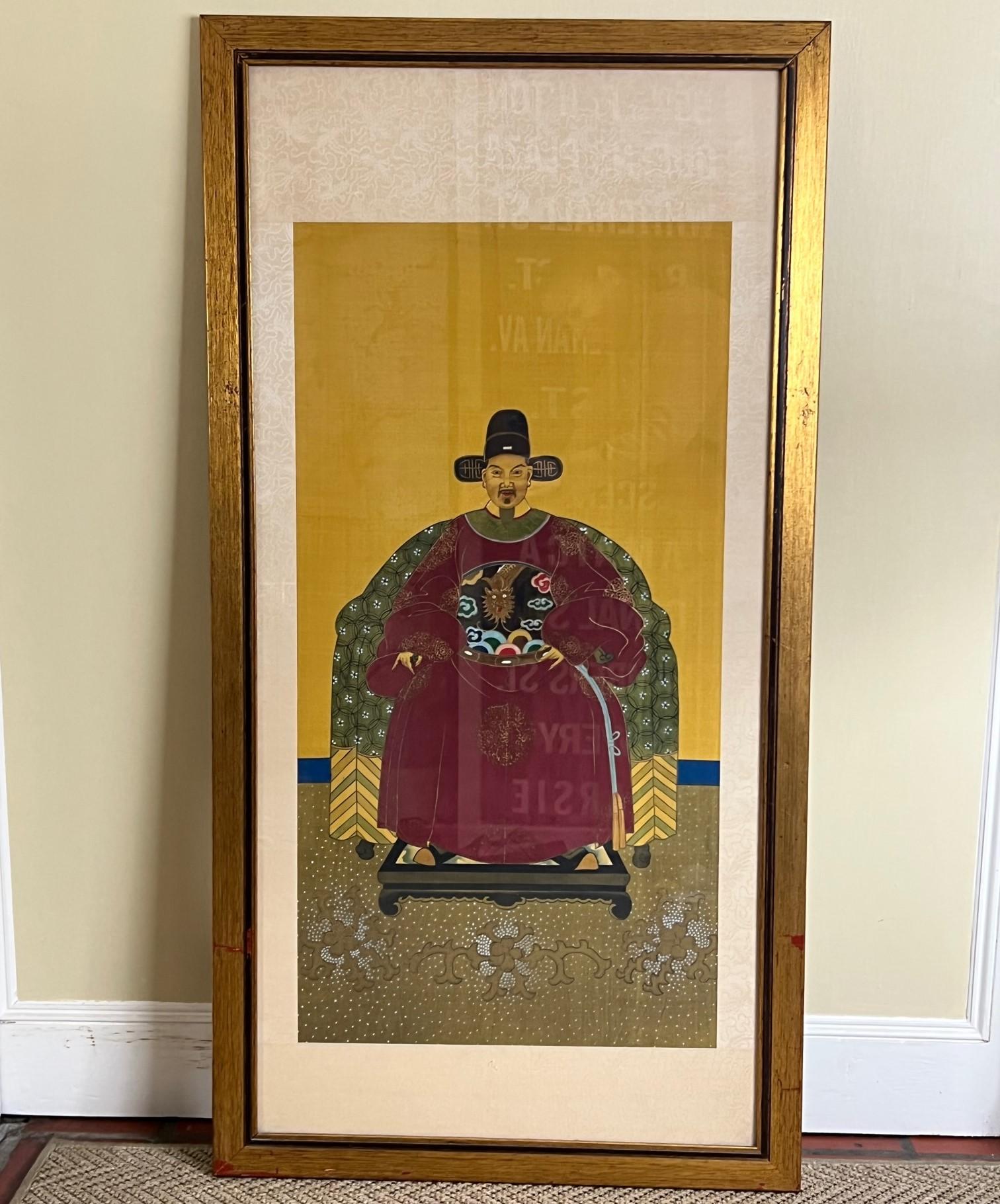 Paire ancienne de portraits d'ancêtres de la dynastie Qing représentant un homme et une femme. Peint à la main sur soie et encadré sous verre dans une large bordure de soie texturée. Le verre a rendu difficile la photographie de ces tableaux et les