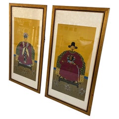 Paire de tableaux anciens d'ancêtres de la dynastie chinoise Qing encadrés sur soie