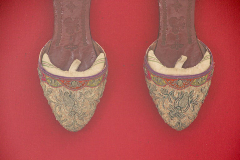 Chaussures asiatiques chinoises anciennes en cuir et encadrées de soie  brodées En vente sur 1stDibs | mules chinoises brodees