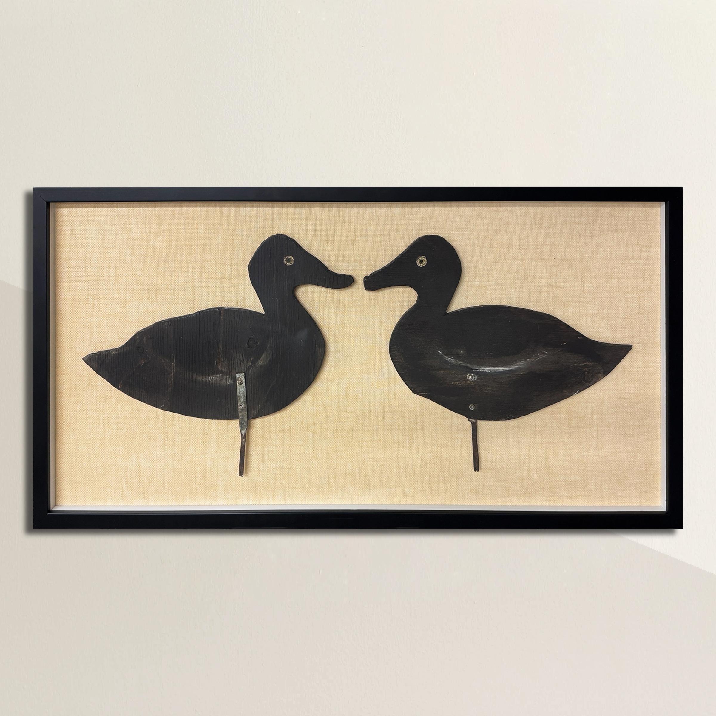 Un tempo appollaiata in riva al mare, questa coppia di Silhouette di anatre francesi dell'inizio del XX secolo ha cambiato la palude per un ambiente più raffinato. Tagliate dal legno e dipinte di nero, le loro forme semplici e grafiche un tempo