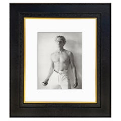 Fotografía enmarcada del decatleta olímpico Mike Storm por Bruce Weber