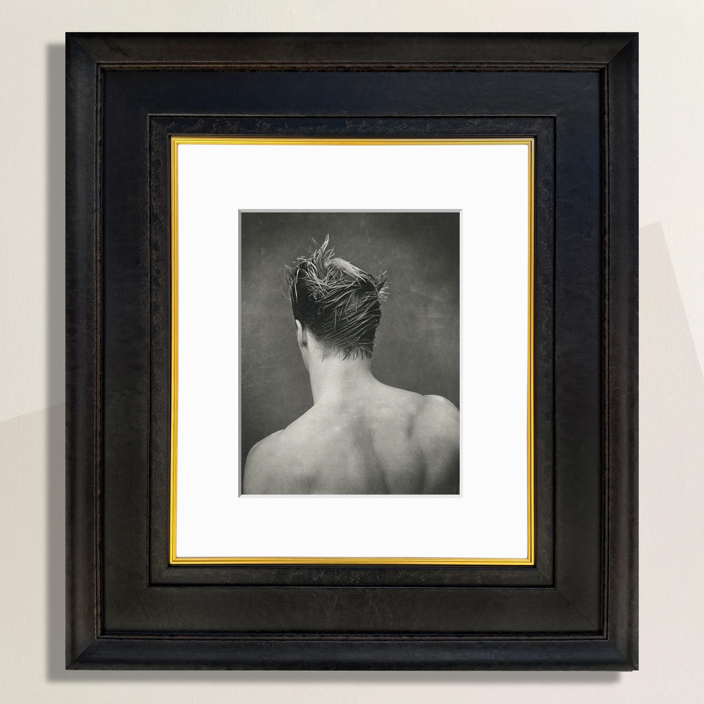 Diese eindrucksvolle Schwarz-Weiß-Fotogravur von Bruce Weber, gedruckt 1988, fängt einen ruhigen, skulpturalen Moment aus seiner berühmten Serie über Athleten der Olympischen Sommerspiele 1983 ein. Abgebildet ist der olympische Schwimmer John