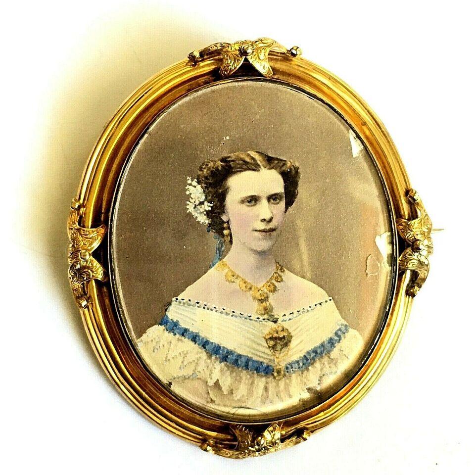 Framed Portrait Monochrome Photography American Gilded Age

Size: 2.5 inch by 2 inch
Weight: 18.3 gram
Frame Material: Tested 9K
Country of origin: United States
Condition: some damage to the picture at 2 and 3 o'clock, frame in good condition, no