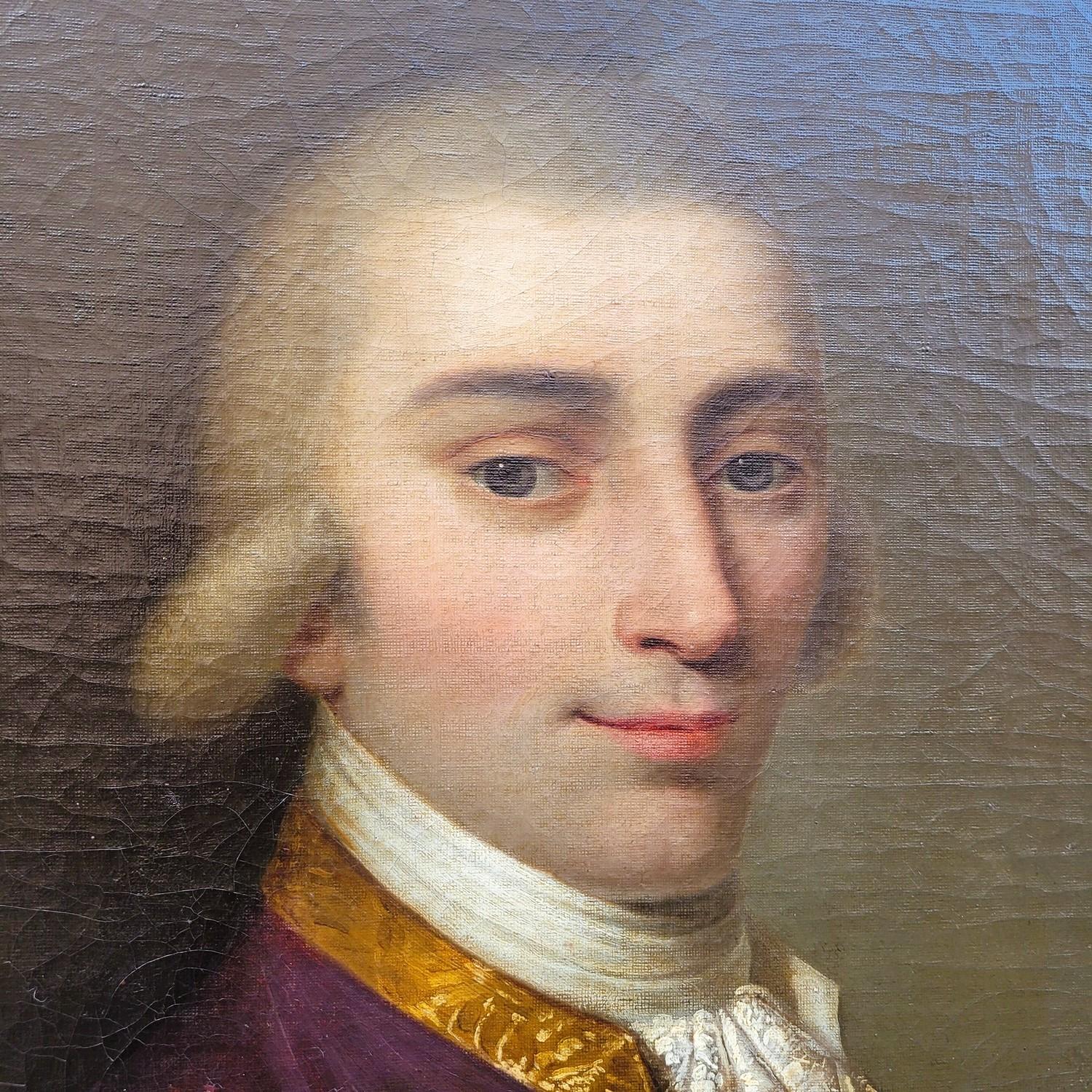 Schönes Porträt eines Herrn, der vor seinem Schreibtisch und seiner Korrespondenz steht.  Er trägt eine violette Jacke mit vergoldeten Knöpfen und ein besticktes Hemd, bei dem der Kragen und die Ärmel herausschauen.   

Dieses Porträt aus dem 18.