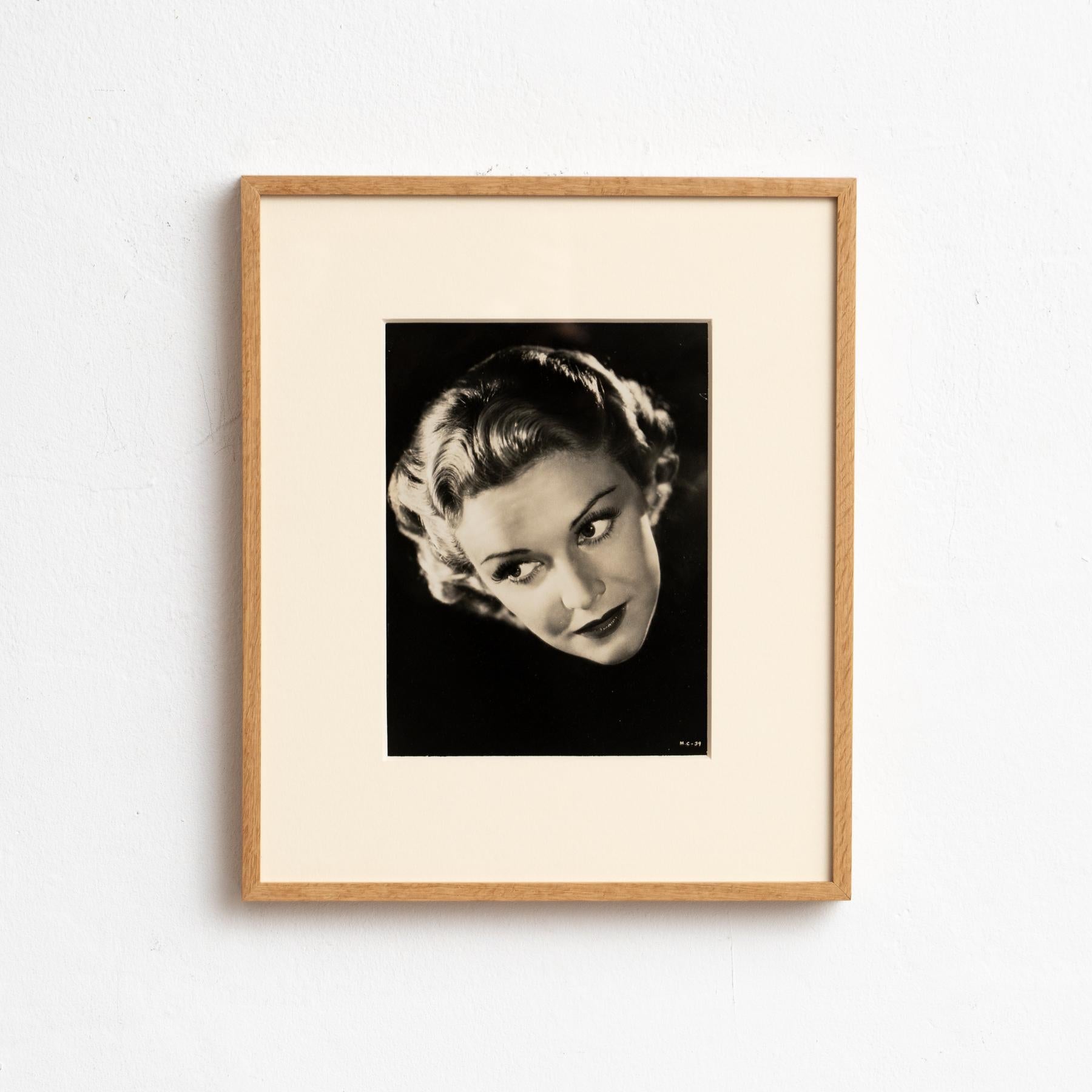 Gerahmte Porträtfotografie in Schwarz-Weiß von Madeline Carroll.

CIRCA 1938
Fotografie von Walter Wagner
Gelatinesilberdruck
Schauspielerin: Madeline Carroll
Film: 