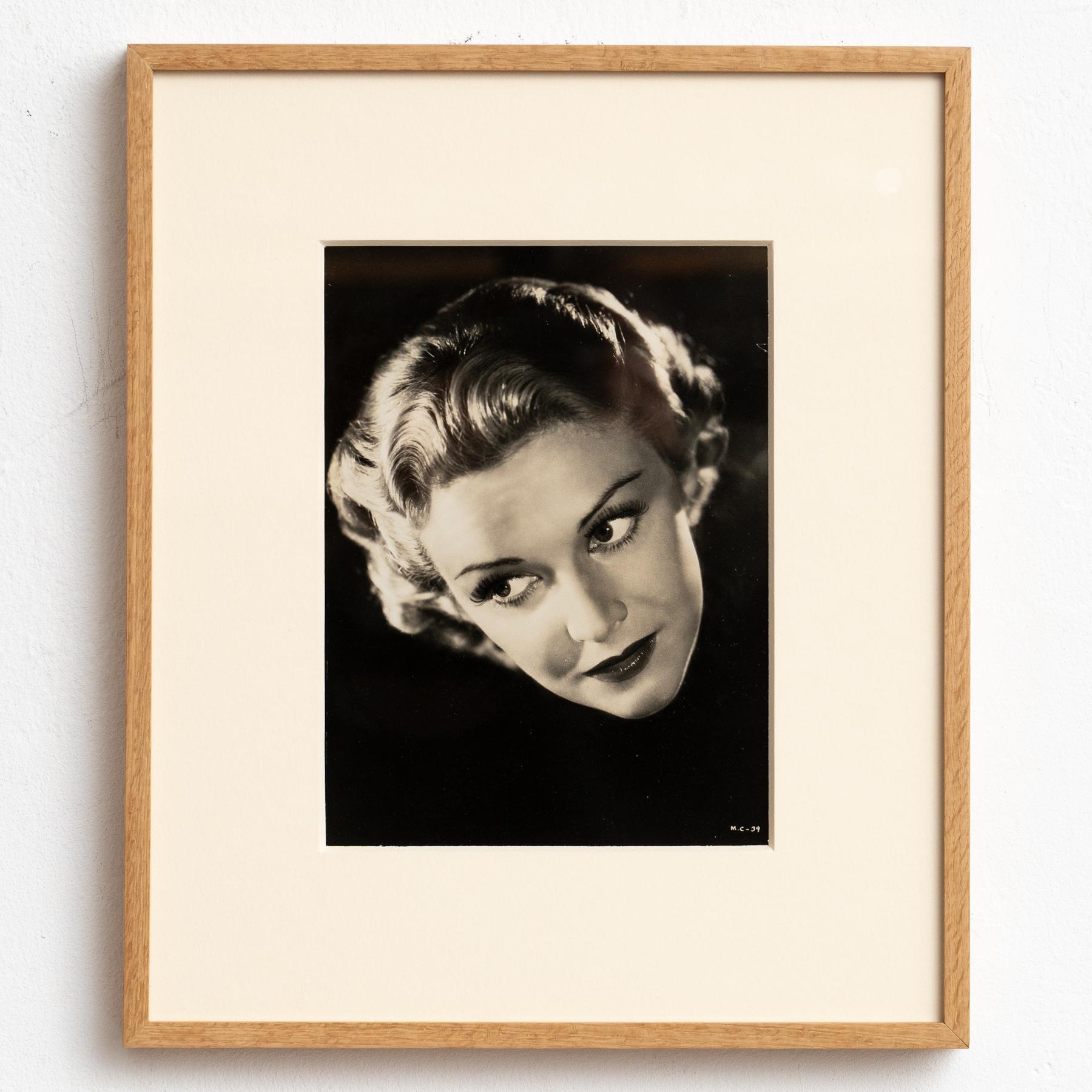 Framed Portrait Photography in Black and White of Madeline Carroll, circa 1938 In Good Condition For Sale In Barcelona, Barcelona