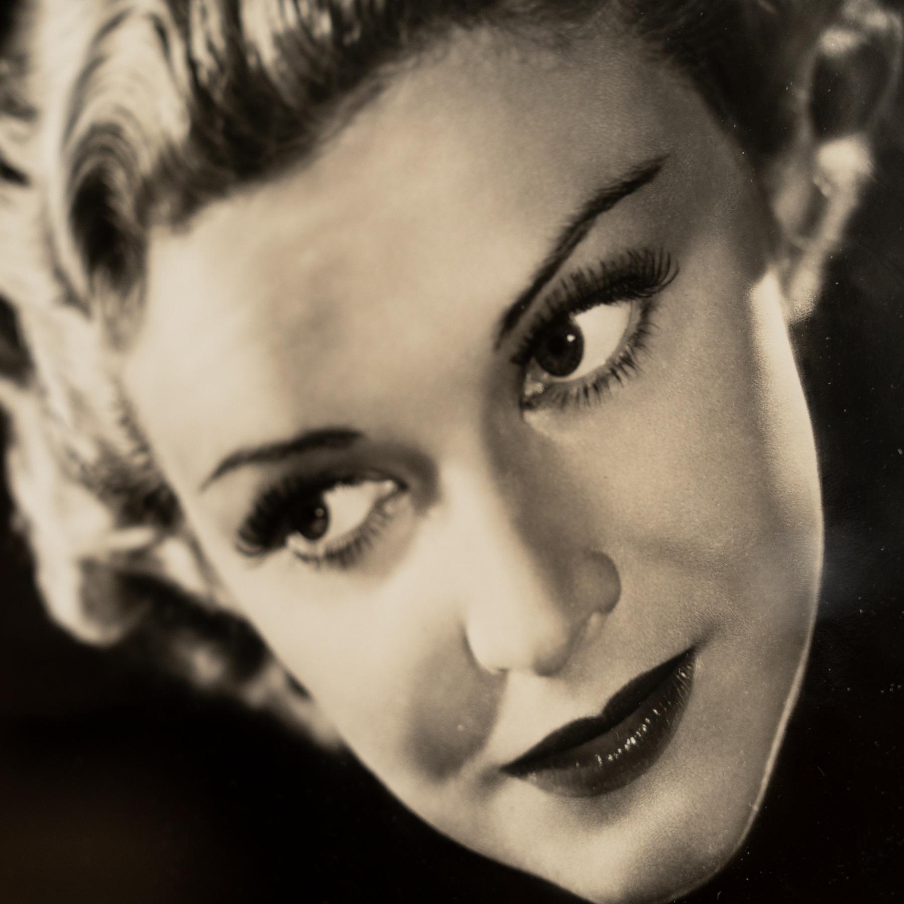 Gerahmte Porträtfotografie in Schwarz-Weiß von Madeline Carroll, ca. 1938 im Angebot 1