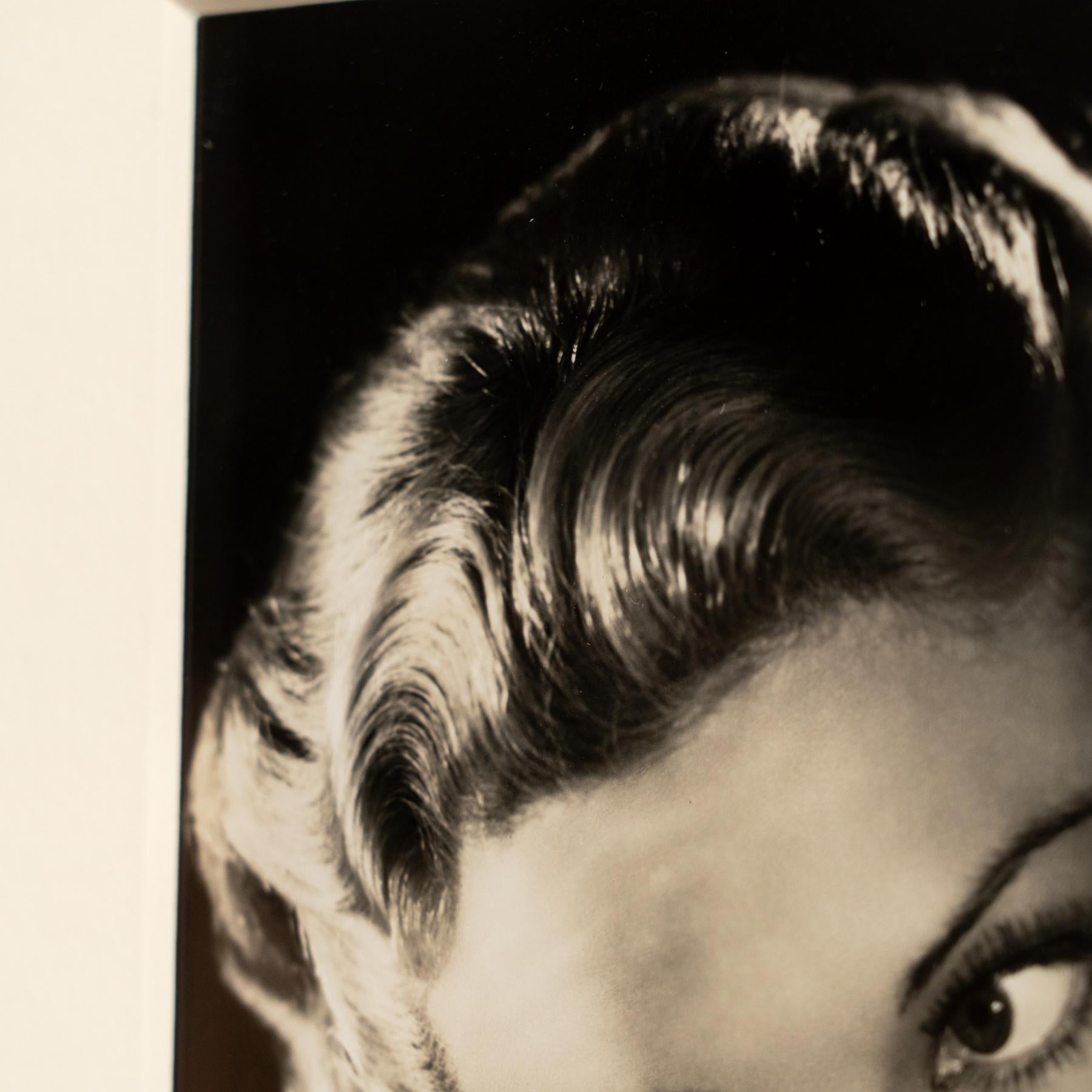 Gerahmte Porträtfotografie in Schwarz-Weiß von Madeline Carroll, ca. 1938 im Angebot 2