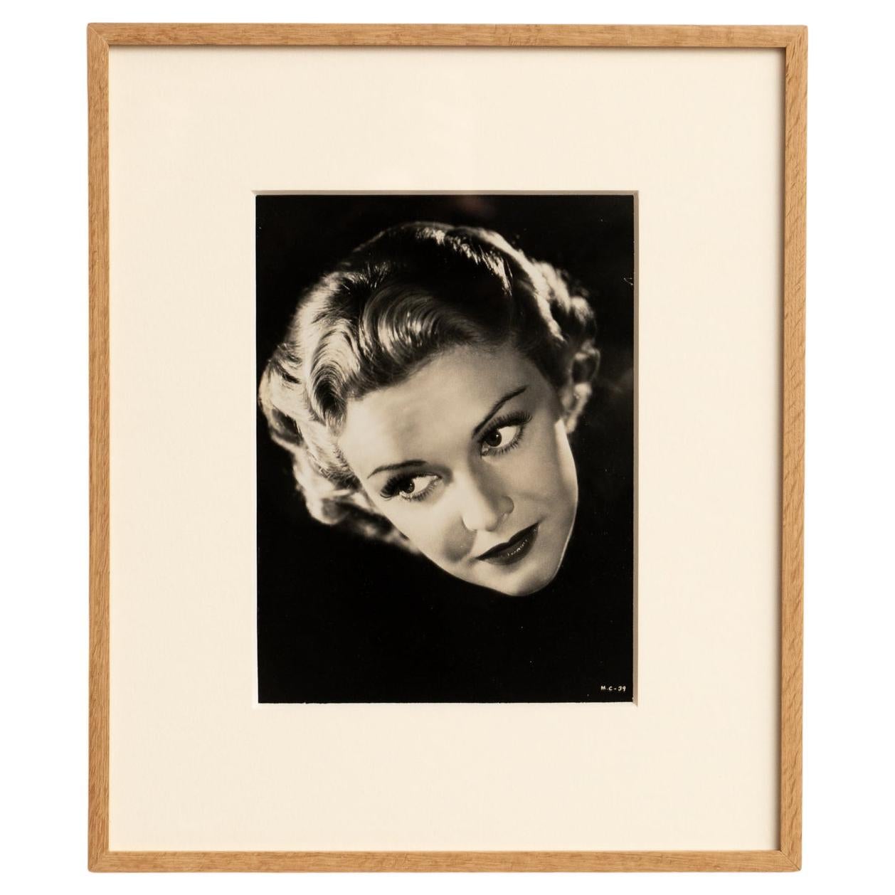 Photographie encadrée du portrait en noir et blanc de Madeline Carroll, vers 1938
