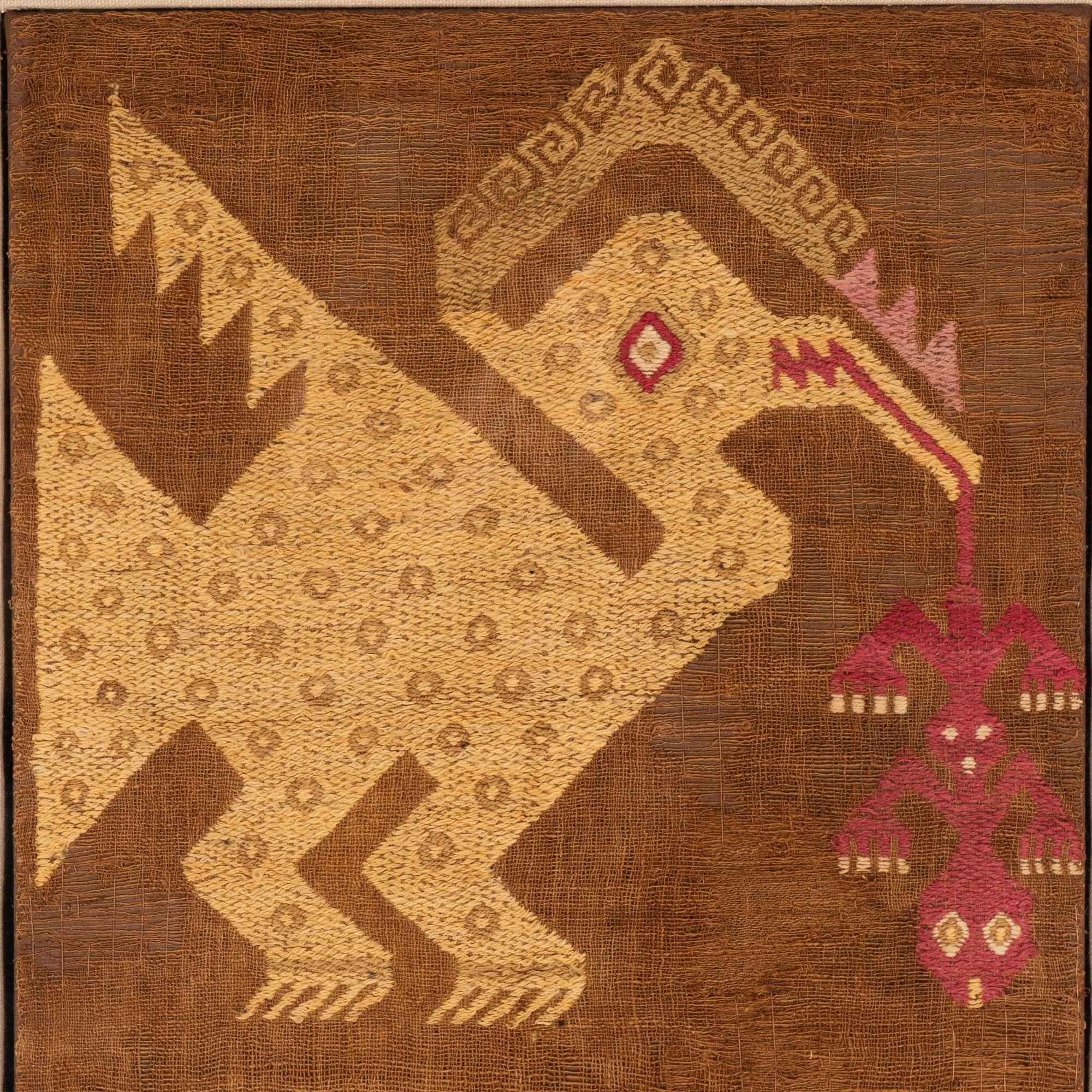 Panel textil peruano precolombino (Chancay) de lana de camélido bordada sobre algodón con tres aves, cada una de las cuales sostiene una lagartija en el pico.
