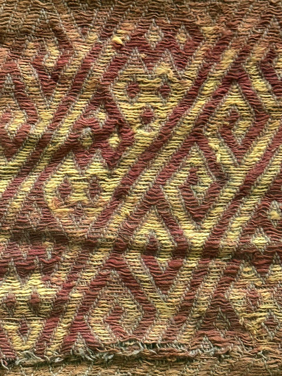Fragmento enmarcado de textil fino precolombino de la cultura Chancay en venta 4