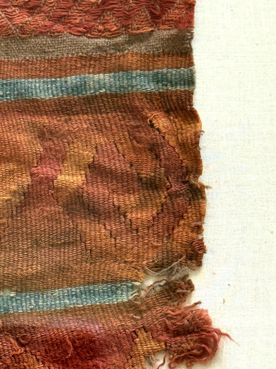 Fragmento enmarcado de textil fino precolombino de la cultura Chancay en venta 6