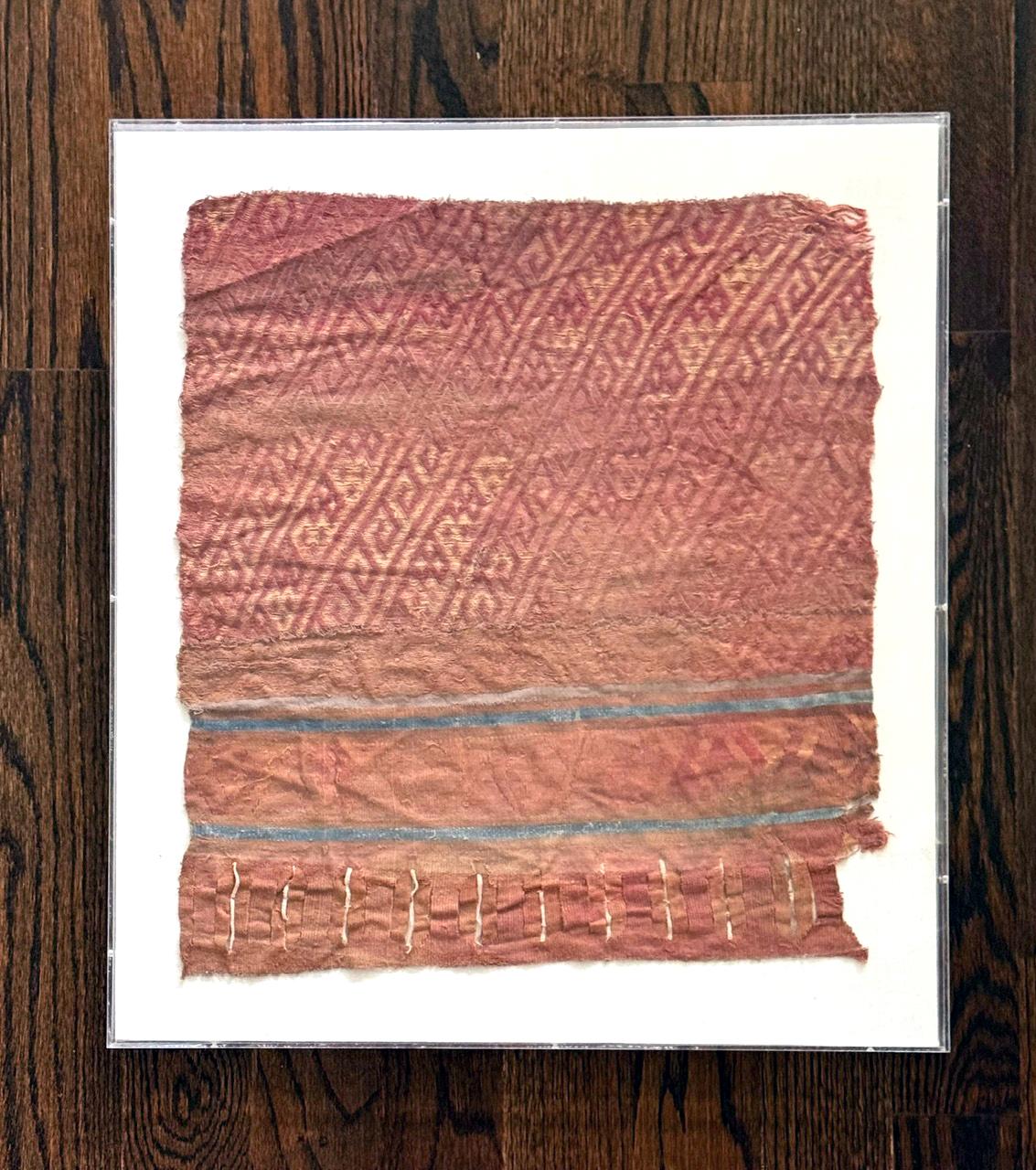 Fragmento de textil finamente tejido de la cultura Chancay, hacia los siglos X-XV, que prosperó en la costa central del actual Perú hasta que se incorporó a la cultura Chimú, su vecina del norte. Es probable que el fragmento forme parte de un chal o