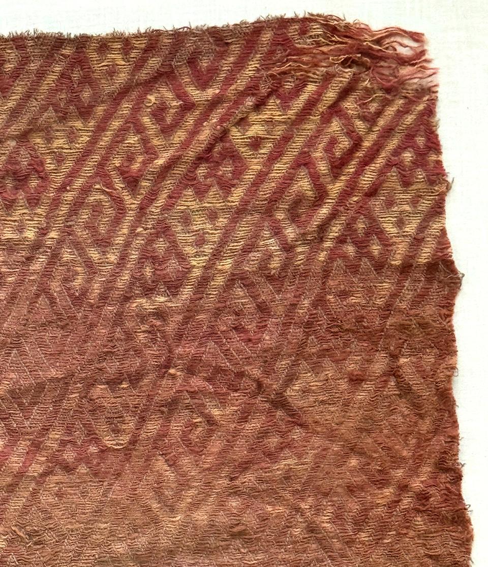 Fragmento enmarcado de textil fino precolombino de la cultura Chancay siglo XVIII y antes en venta