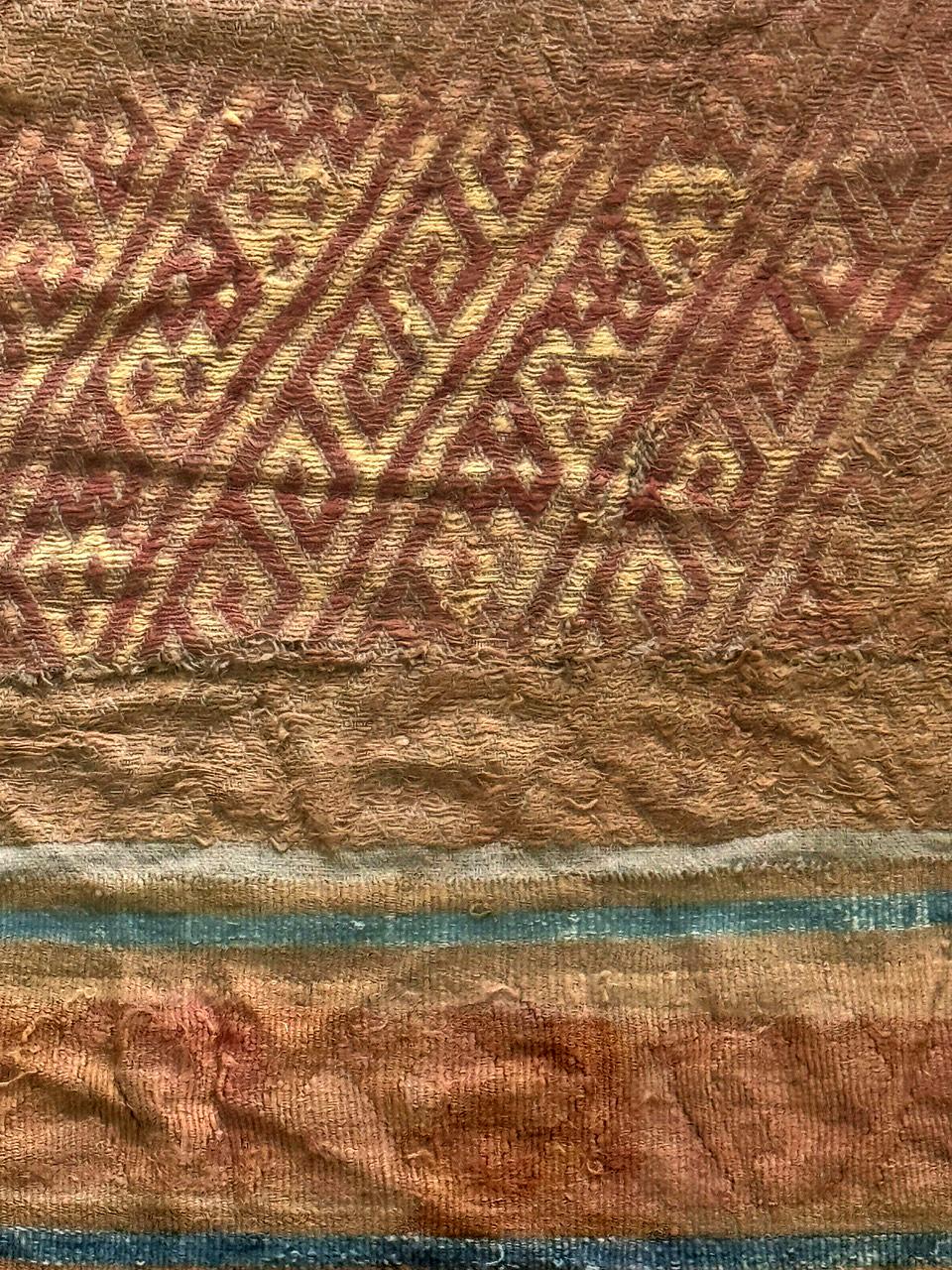 Fragmento enmarcado de textil fino precolombino de la cultura Chancay en venta 1
