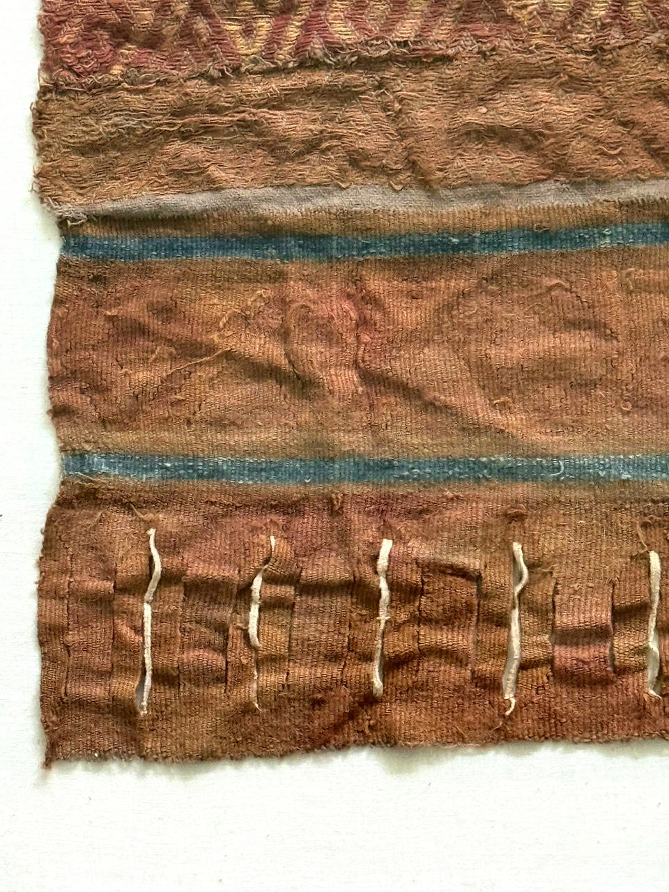 Fragmento enmarcado de textil fino precolombino de la cultura Chancay en venta 2