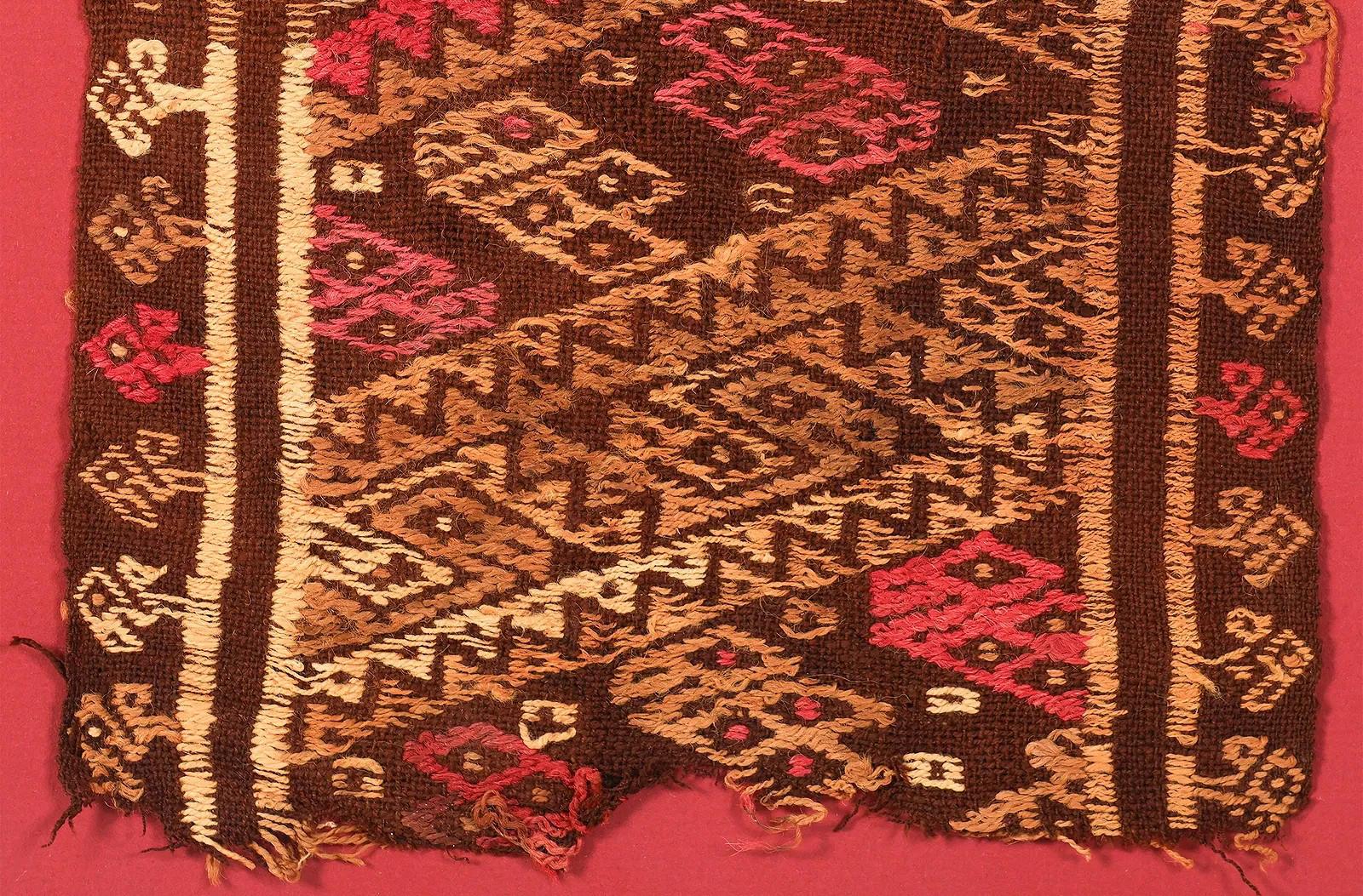 Framed Pre-Columbian Woven Textile Fragment from Chimu Chancay Culture In Good Condition For Sale In Atlanta, GA